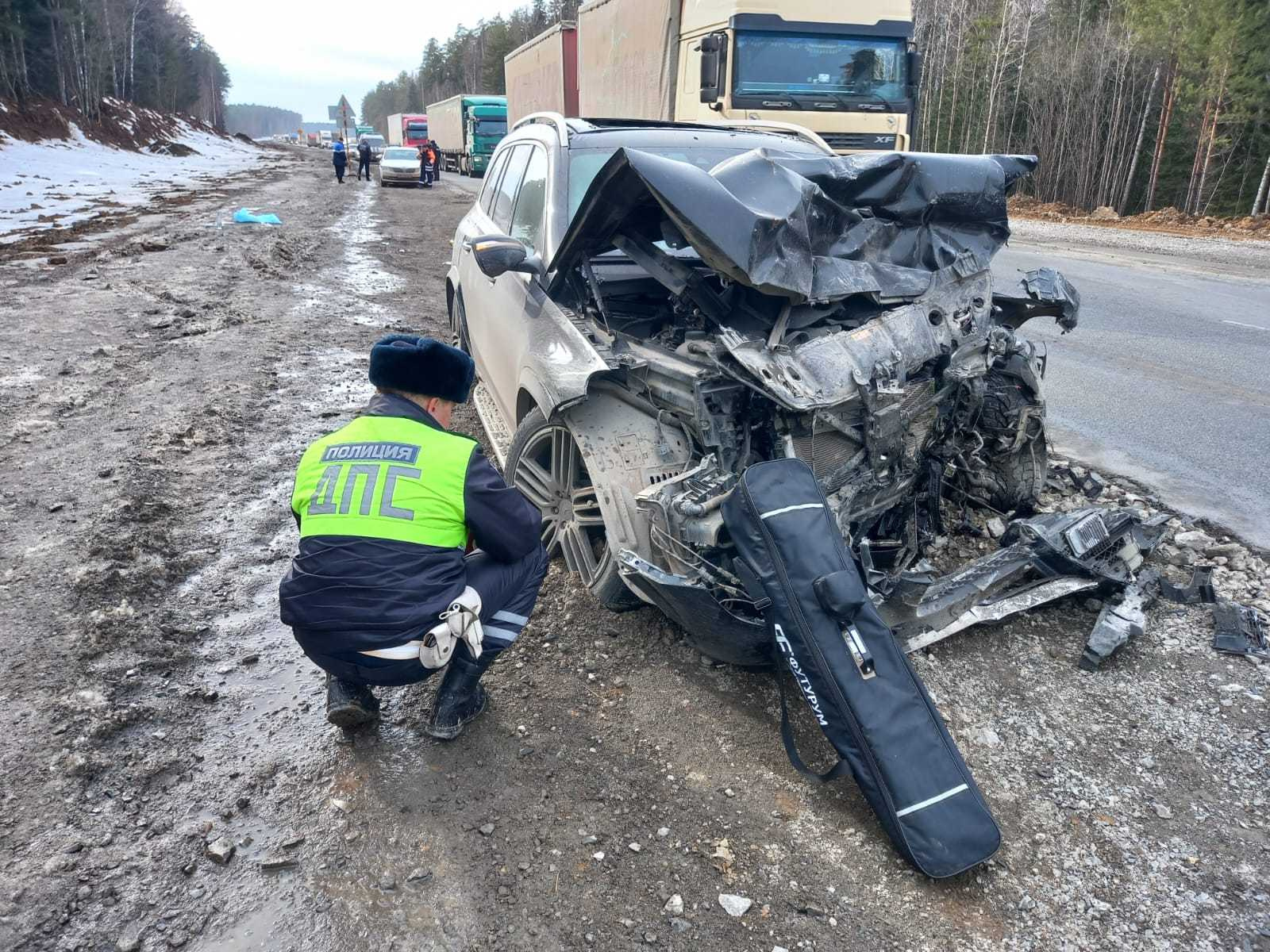 Передняя часть автомобиля серьезно повреждена Передняя часть автомобиля серьезно повреждена