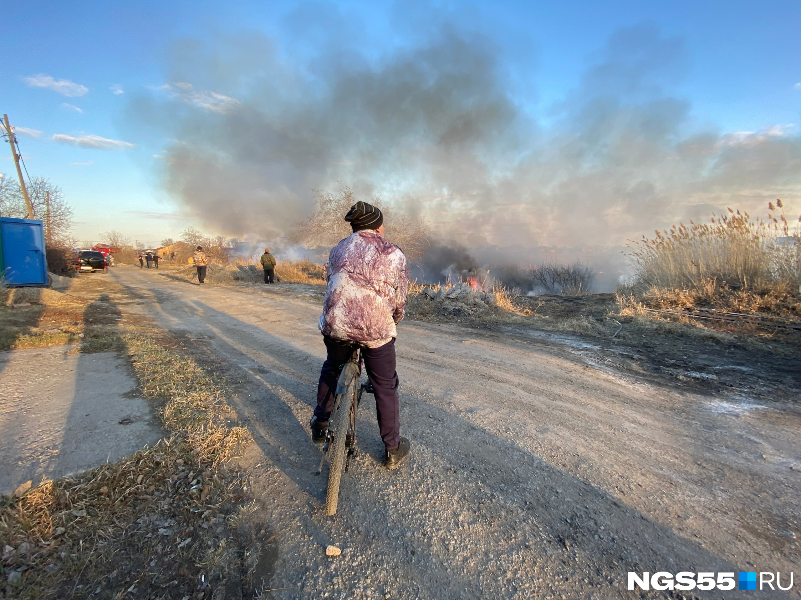 Судя по фото, камыш и трава горели рядом с частником. Однако в региональном МЧС корреспонденту NGS55.RU пояснили, что угрозы перехода огня на дома не было