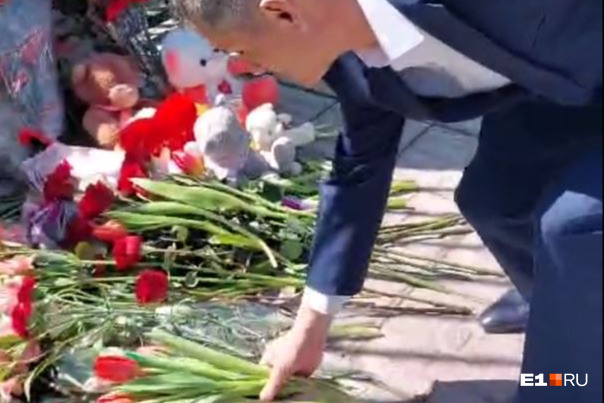«Разочарованы действиями этих подонков». В Таджикистане возложили цветы к посольству России