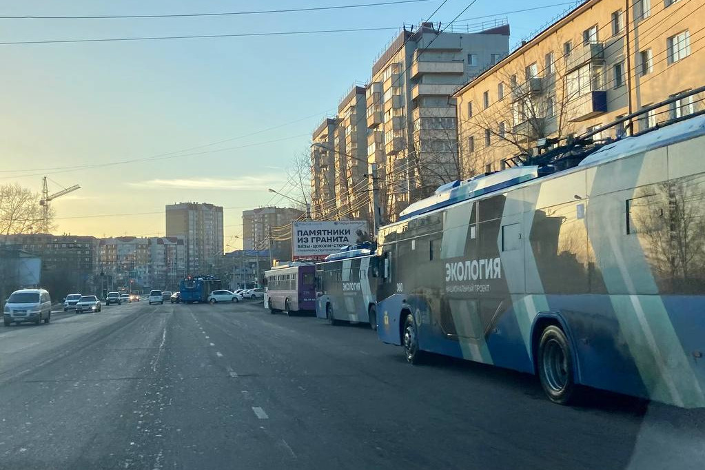 Пробка из троллейбусов выстроилась на Новобульварной из-за ДТП
