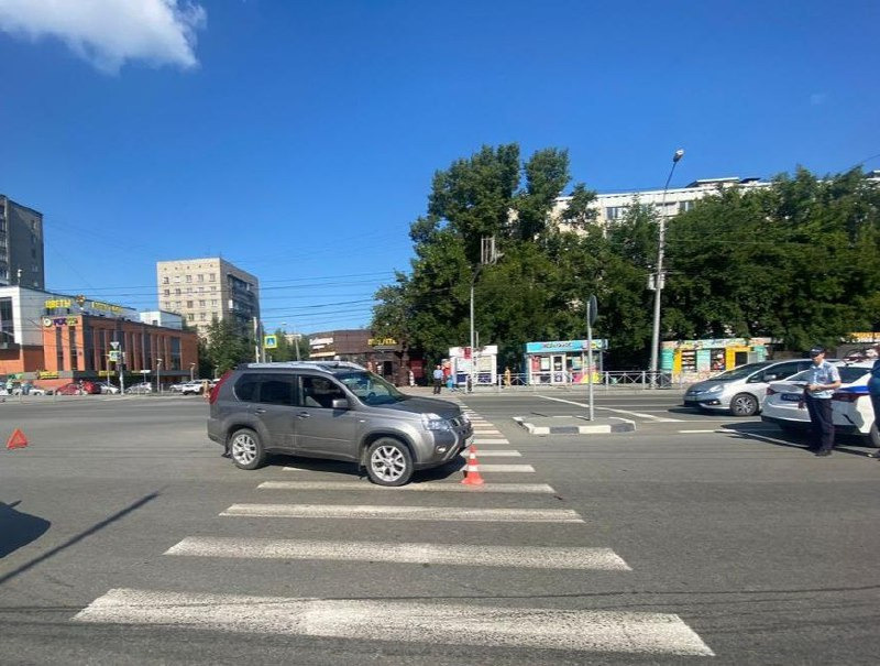 Водитель КАМАЗа насмерть сбил самокатчика у Бугринского моста — он скрылся с места ДТП