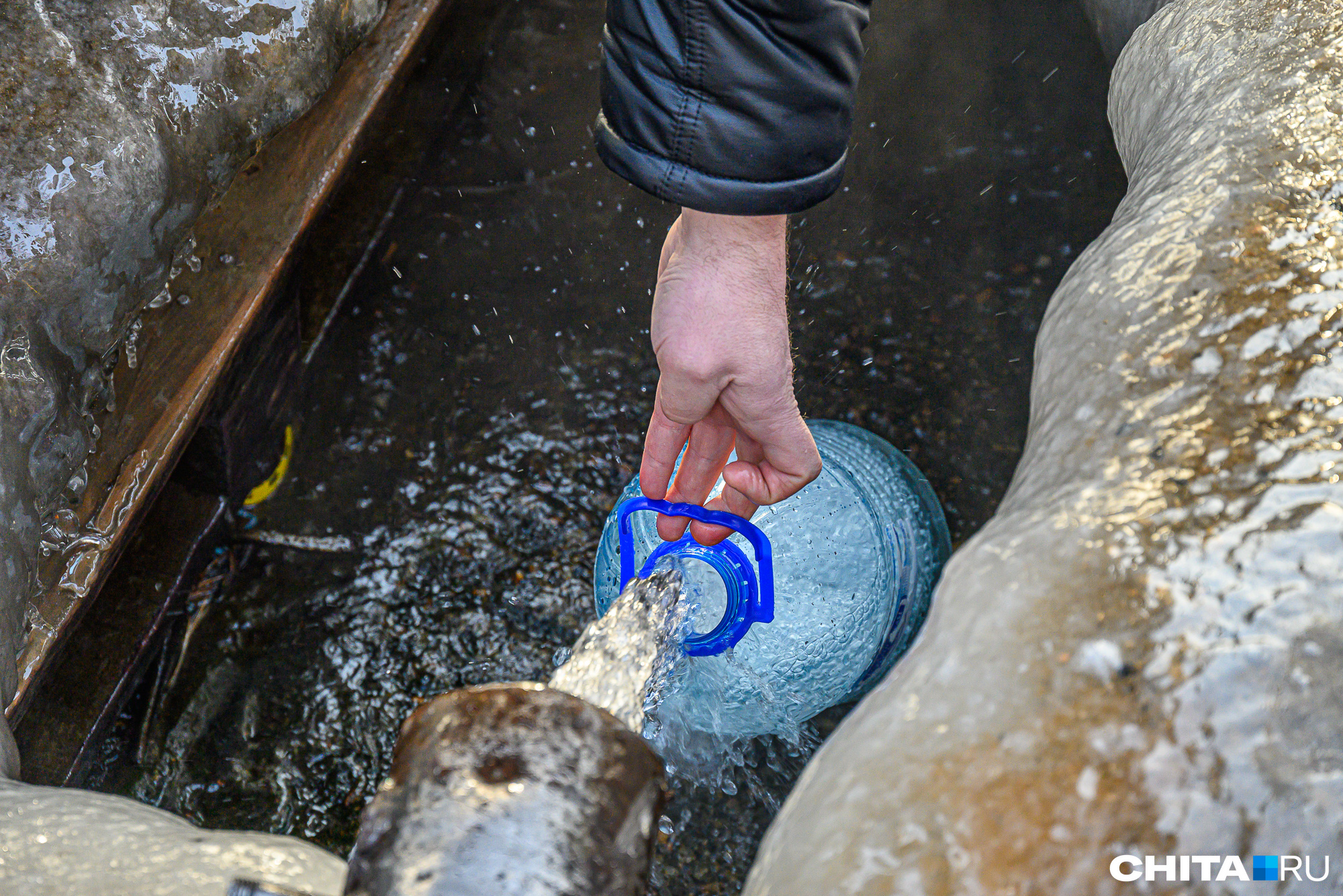 Роспотребнадзор проверил воду из источника в Карповке, где находили червя