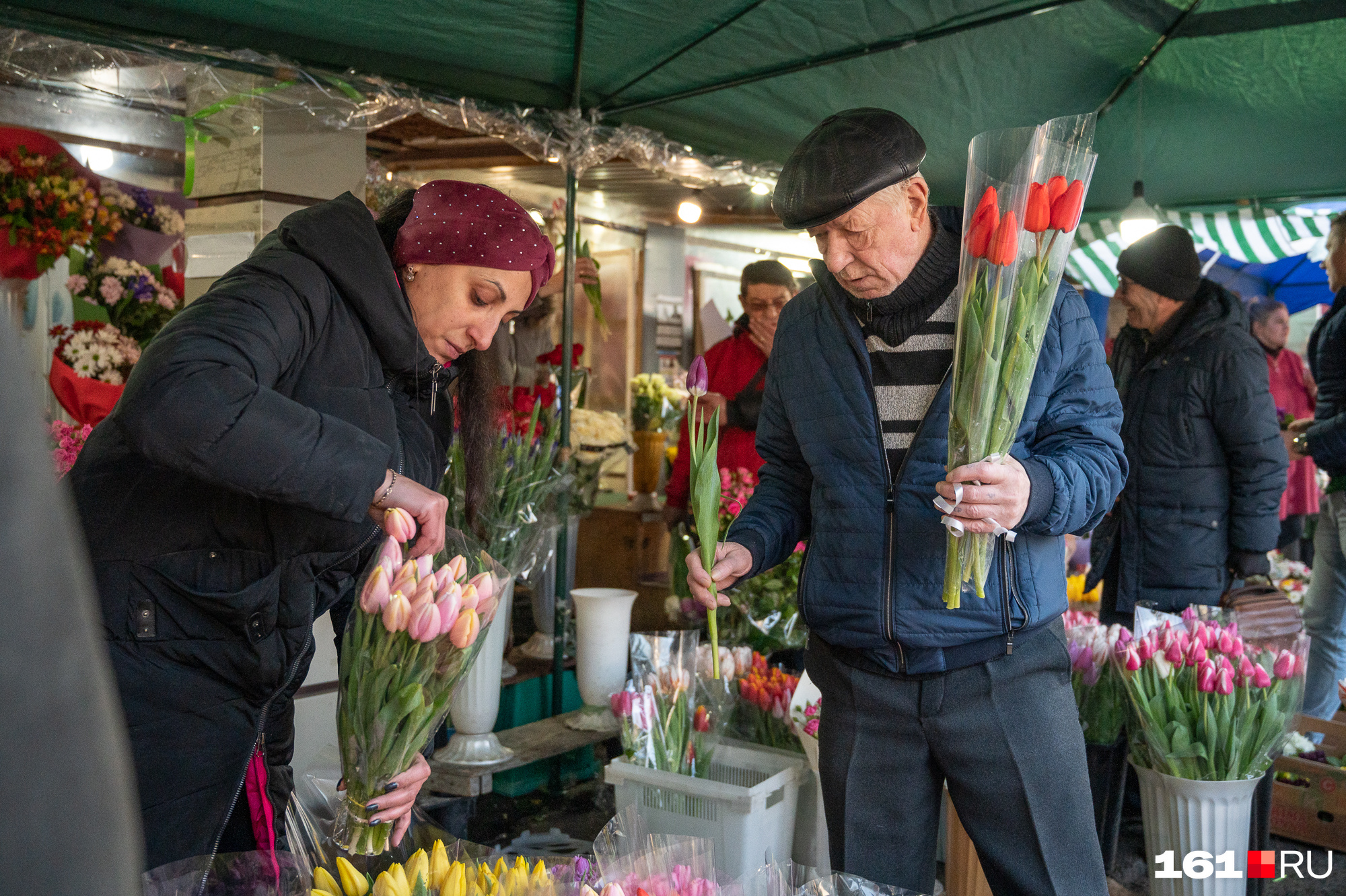 8 марта мужчины с раннего утра <a href="https://161.ru/text/spring/2023/03/08/72116498/" class="_ io-leave-page" target="_blank">покупали цветы</a>, чтобы порадовать своих женщин 8 марта мужчины с раннего утра <a href="https://161.ru/text/spring/2023/03/08/72116498/" class="_ io-leave-page" target="_blank">покупали цветы</a>, чтобы порадовать своих женщин