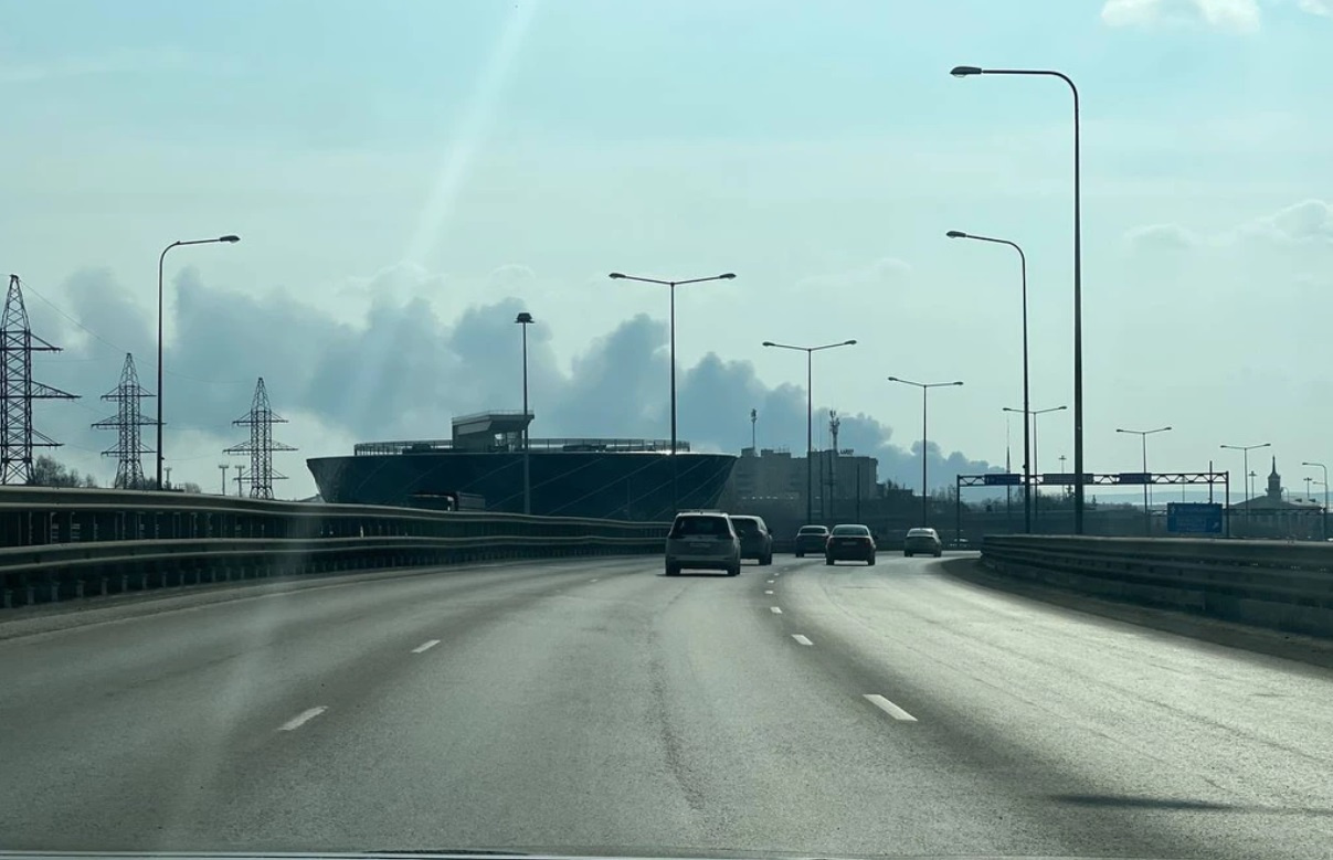 Мощный пожар на заводе под Екатеринбургом, пламя охватило 3000 кв. м. Взрослые и дети подбираются ближе