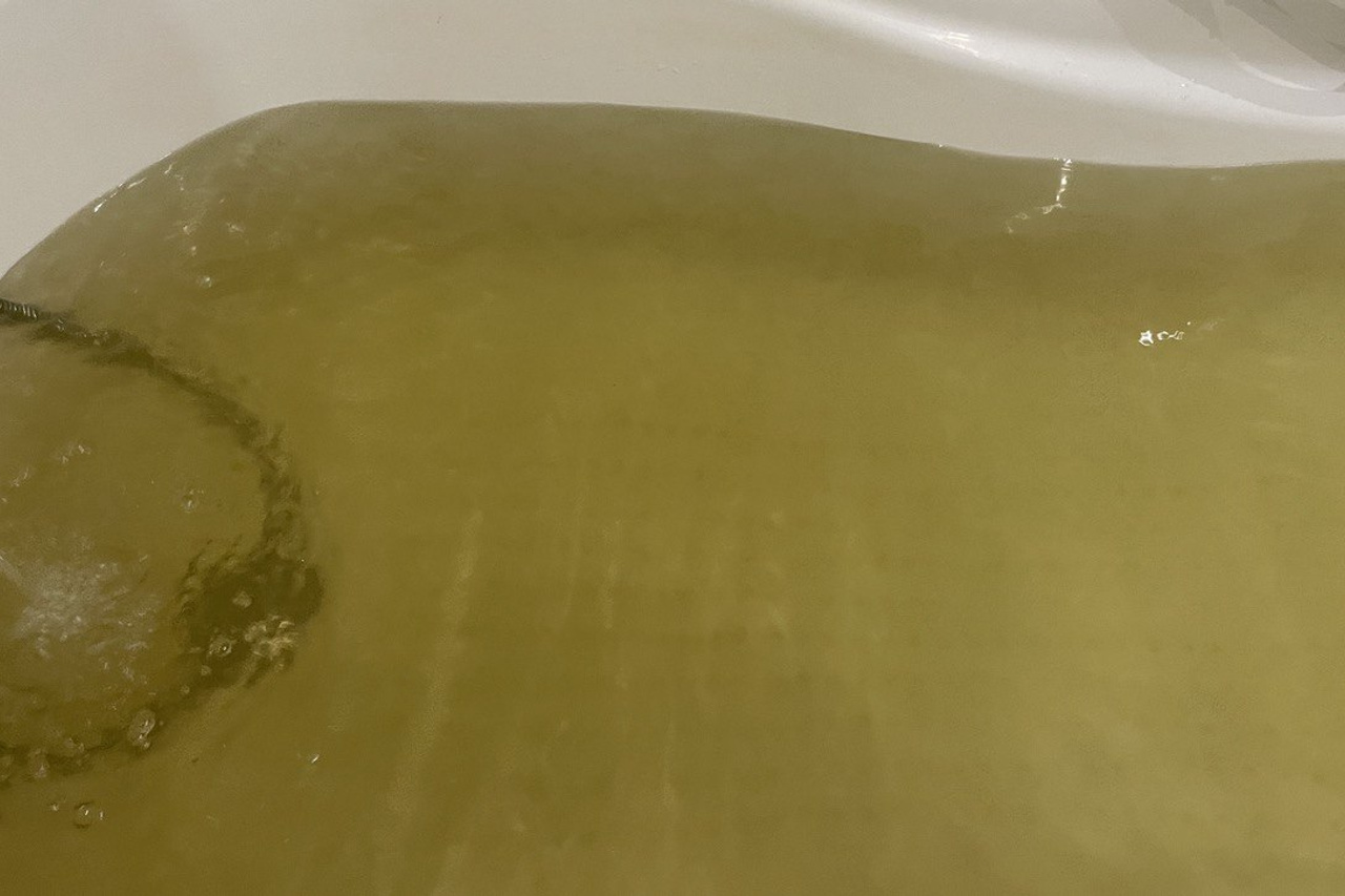 коричневая вода из крана. желтая вода из крана. желтые воды. желтая вода из крана. вода с желтым оттенком из крана.