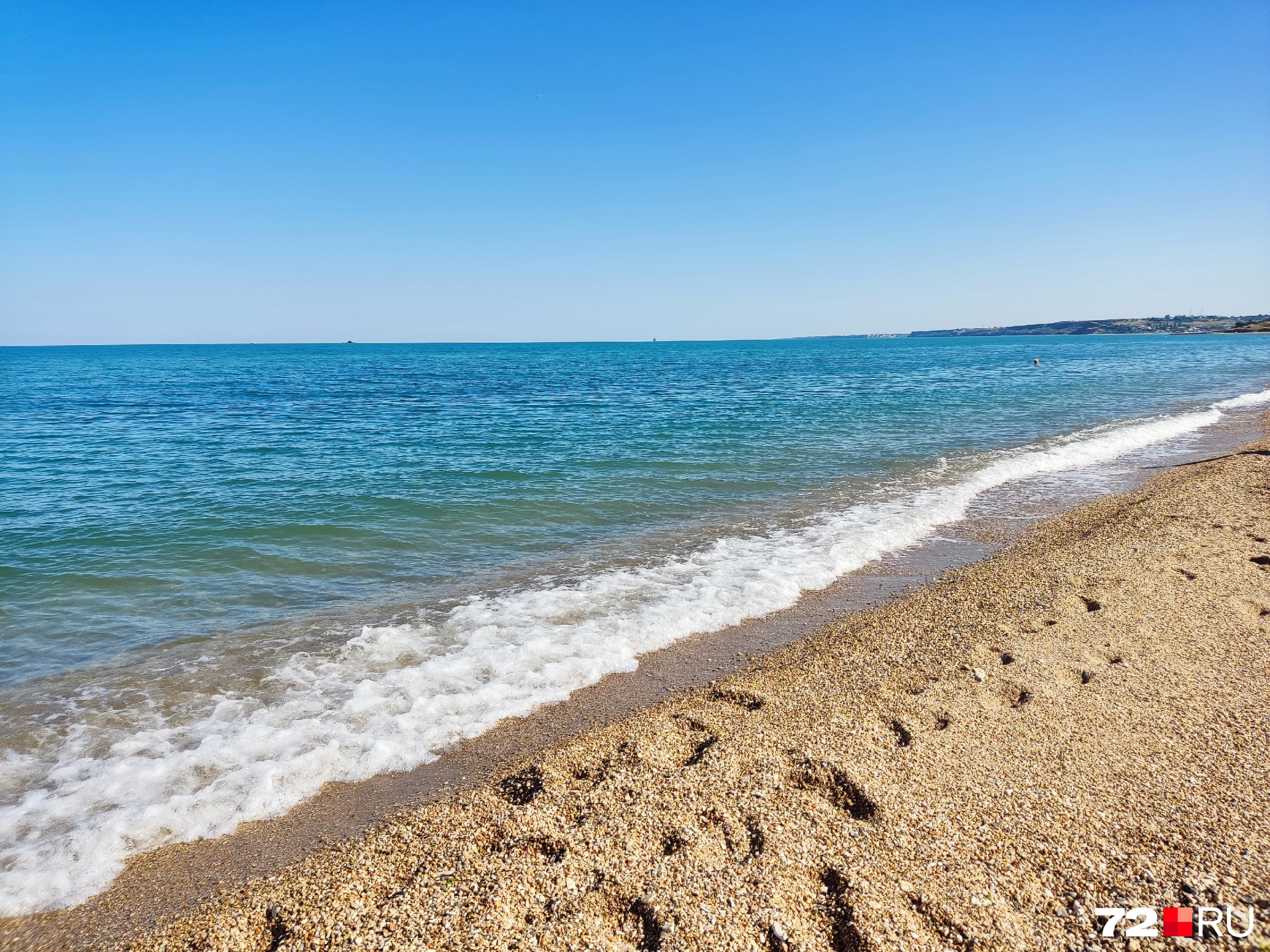 На крымских пляжах в этом году нет толп отдыхающих, а если встать пораньше, можно искупаться в гордом одиночестве