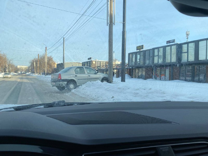 Одна из аварий в последние дни: Renault Logan выкинуло из обочины на снежный бруствер вдоль дороги