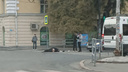 В центре Челябинска водитель Chevrolet Cruze сбил перебегавшего дорогу пешехода. Видео