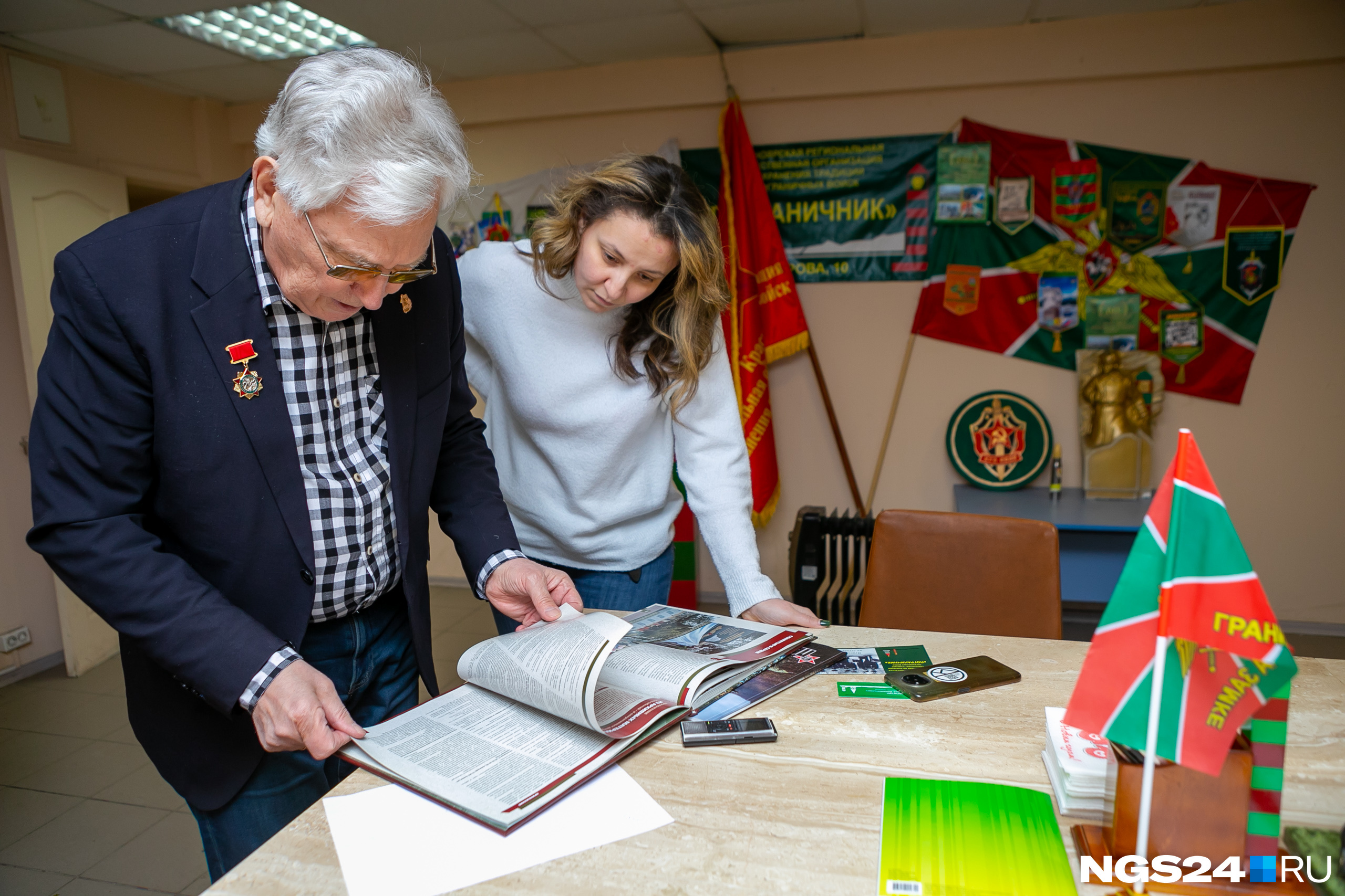 Юрий Иннокентьевич показывает памятную книгу, в которой есть все имена погибших Юрий Иннокентьевич показывает памятную книгу, в которой есть все имена погибших