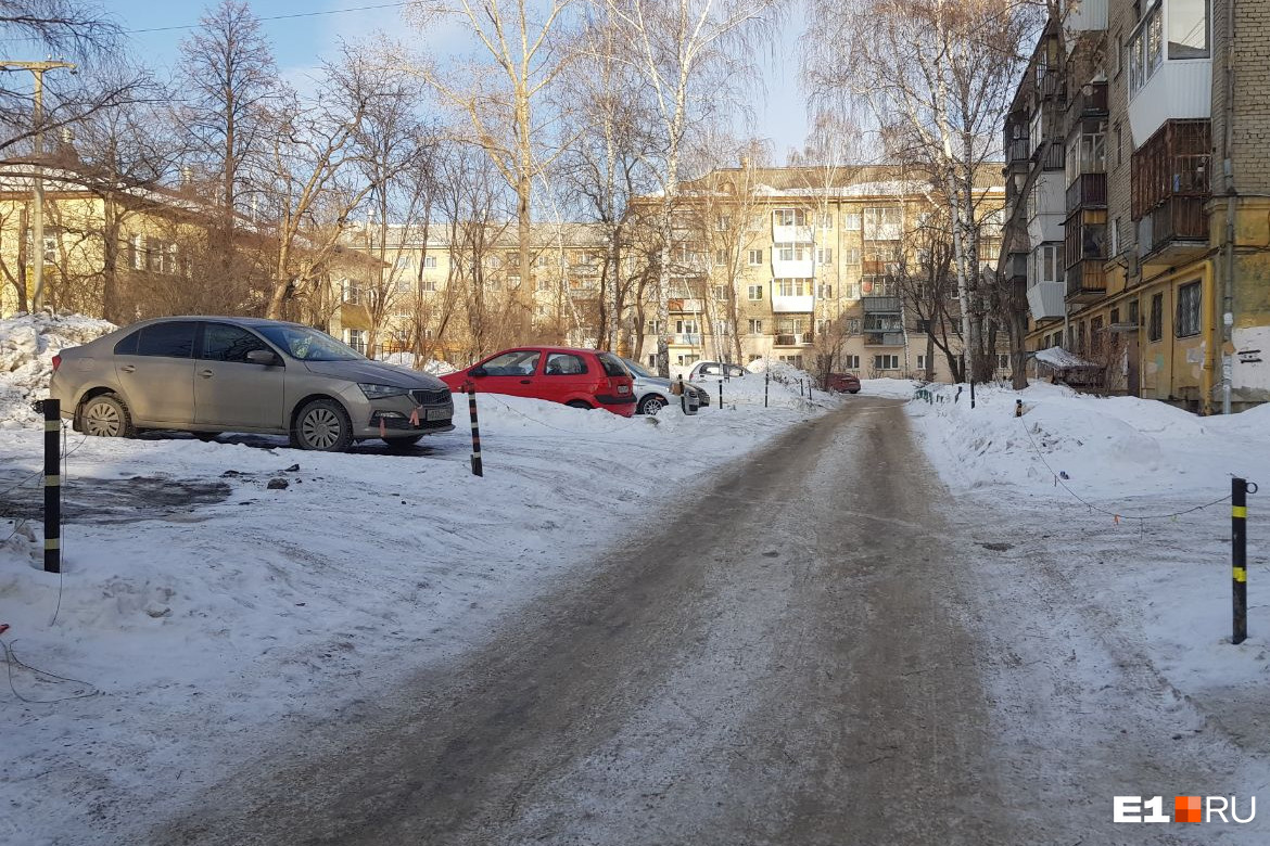 В Екатеринбурге обнаглели захватчики парковок. В каких районах их наказывают чаще всего?