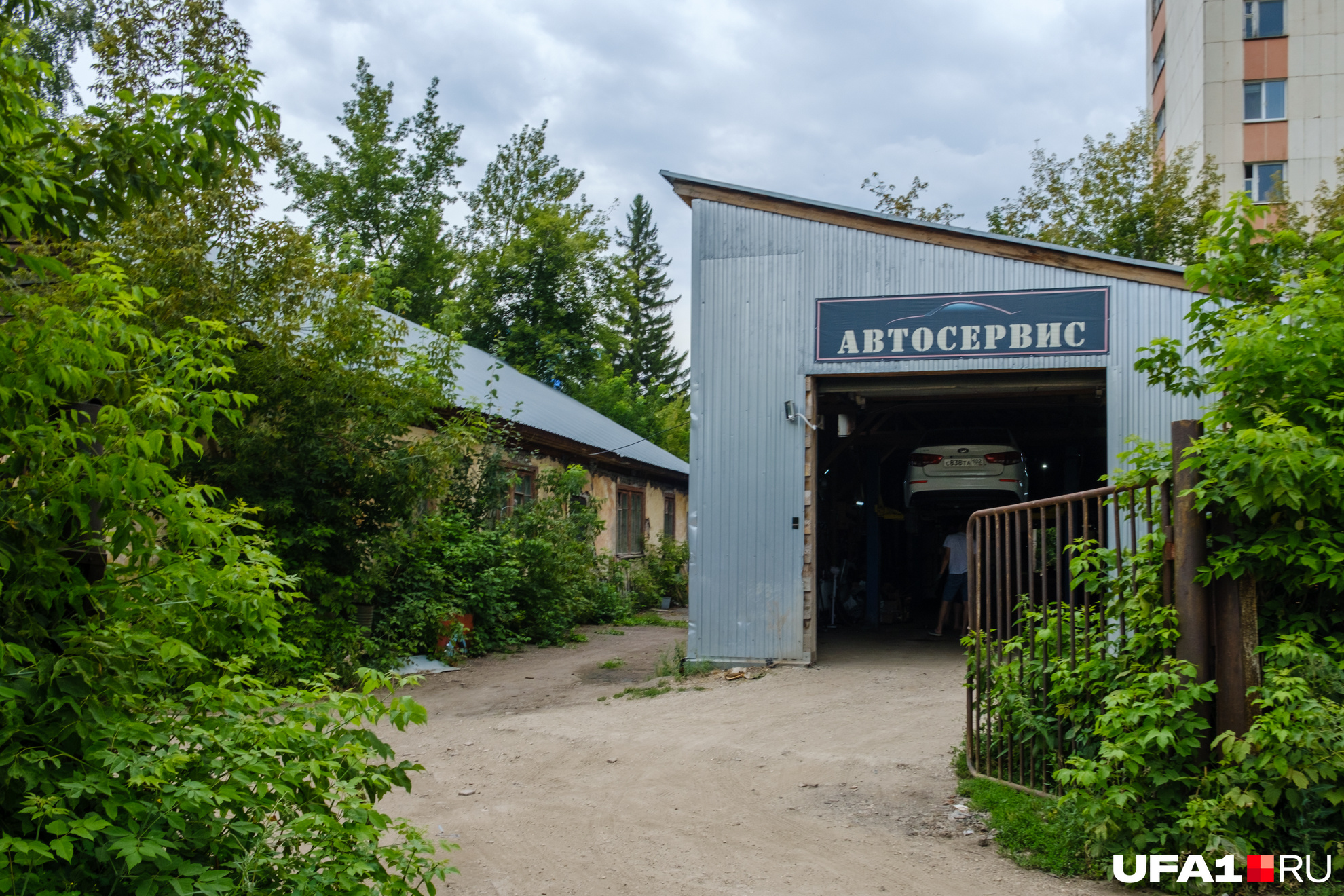 Под окнами здания ютится автосервис