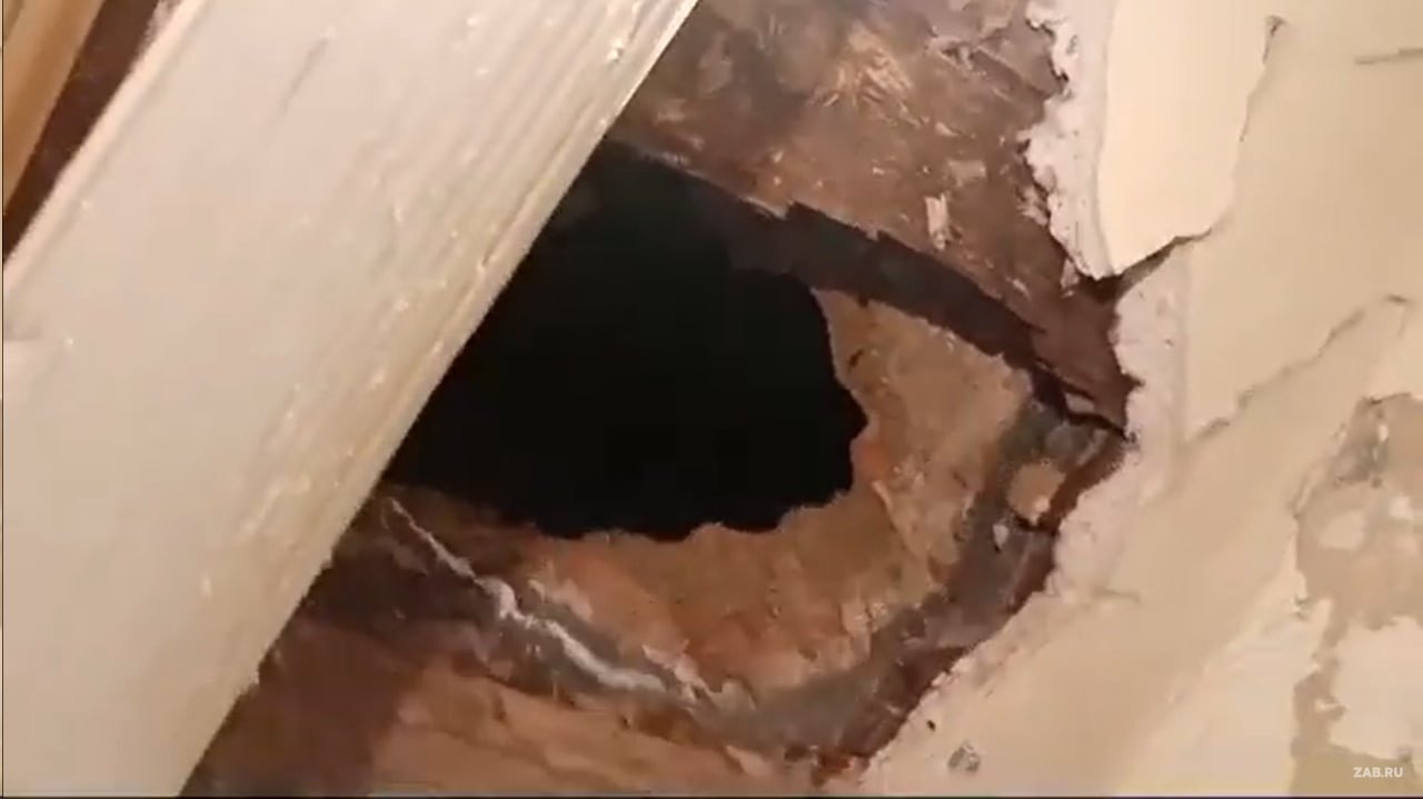 Потолок обвалился в жилом доме в городе Забайкалья
