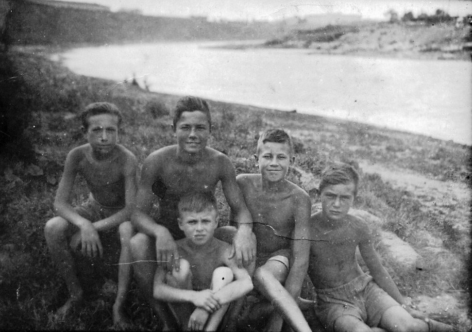 Конец 1950-х годов. Лето в самом разгаре. Среди мальчишек считалось круто, если ты переплыл реку. Если дважды — выше всяких похвал