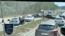 На Бердском шоссе столкнулись пять машин — видео с места аварии