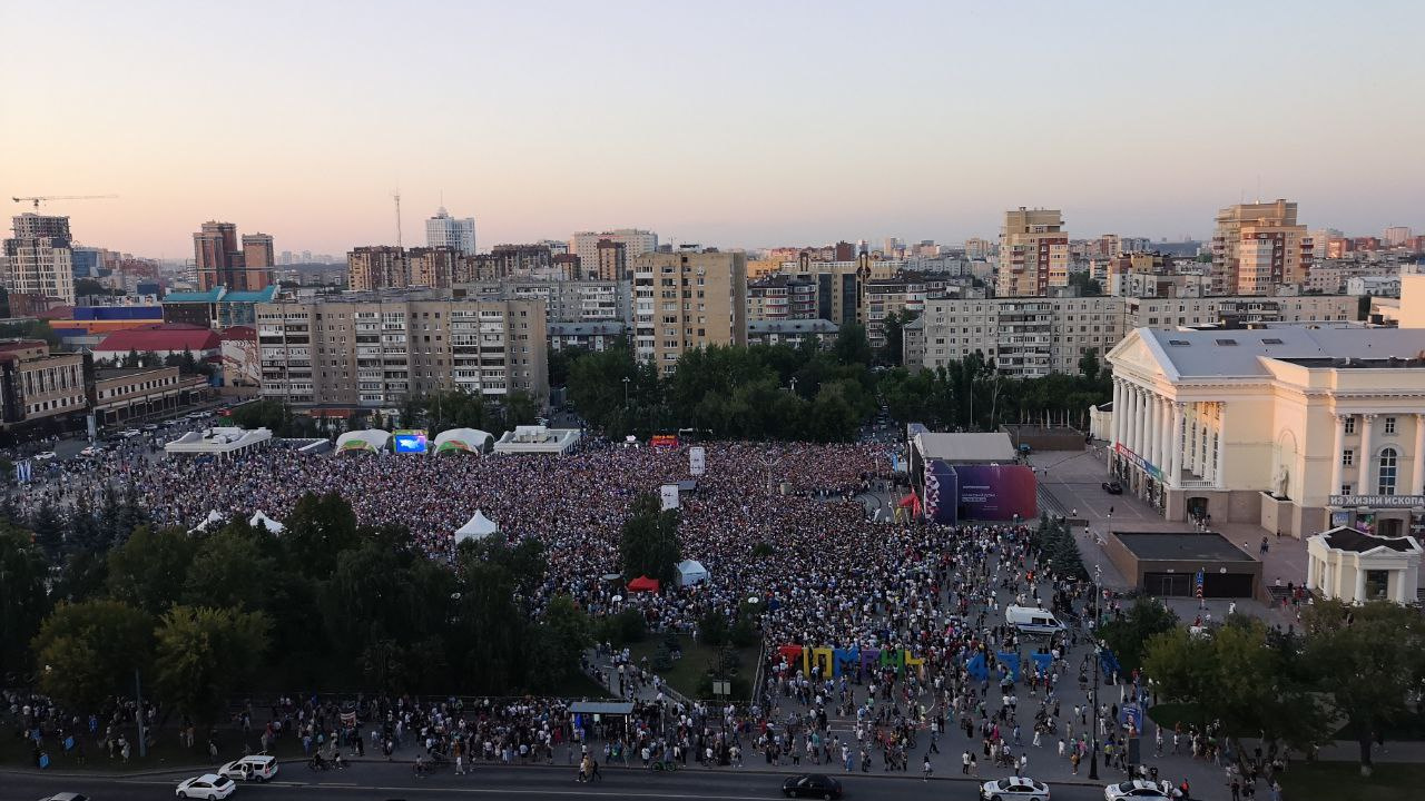 Концерт «Любэ» в центре Тюмени закончился. Показываем, какая толпа собралась на площади в центре города