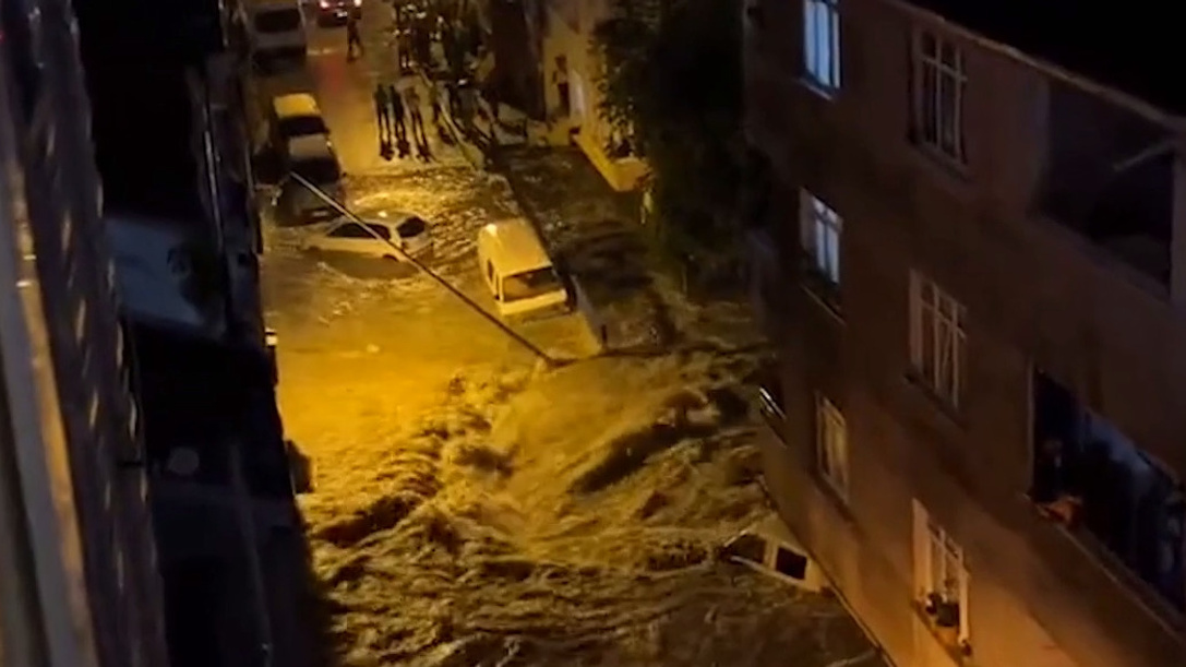 Из-за сильнейших ливней в Стамбуле начался потоп. Погибли два человека