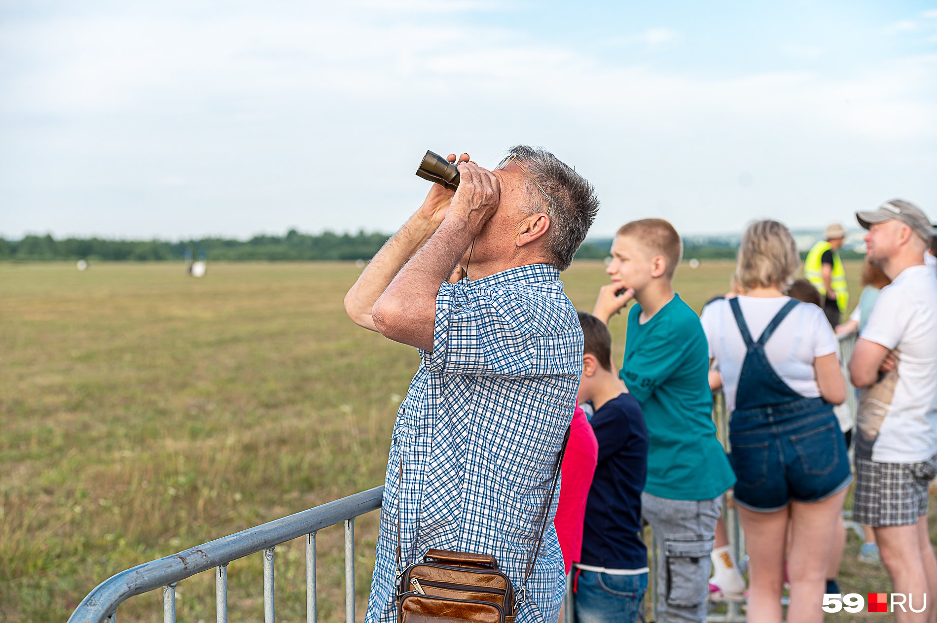 С биноклем можно рассмотреть всё до деталей