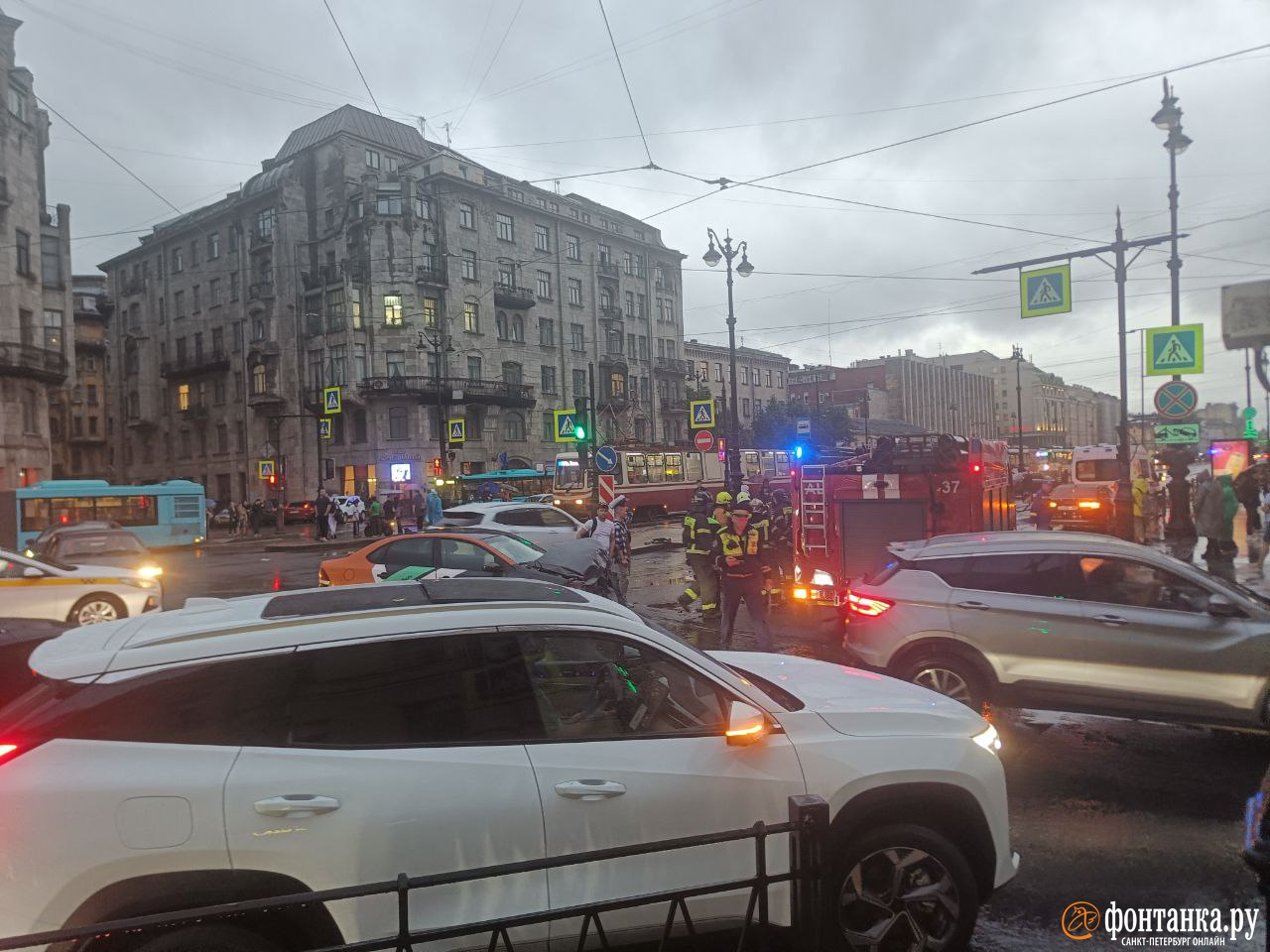 Каршеринг протаранил две машины на оживленном перекрестке Лиговского