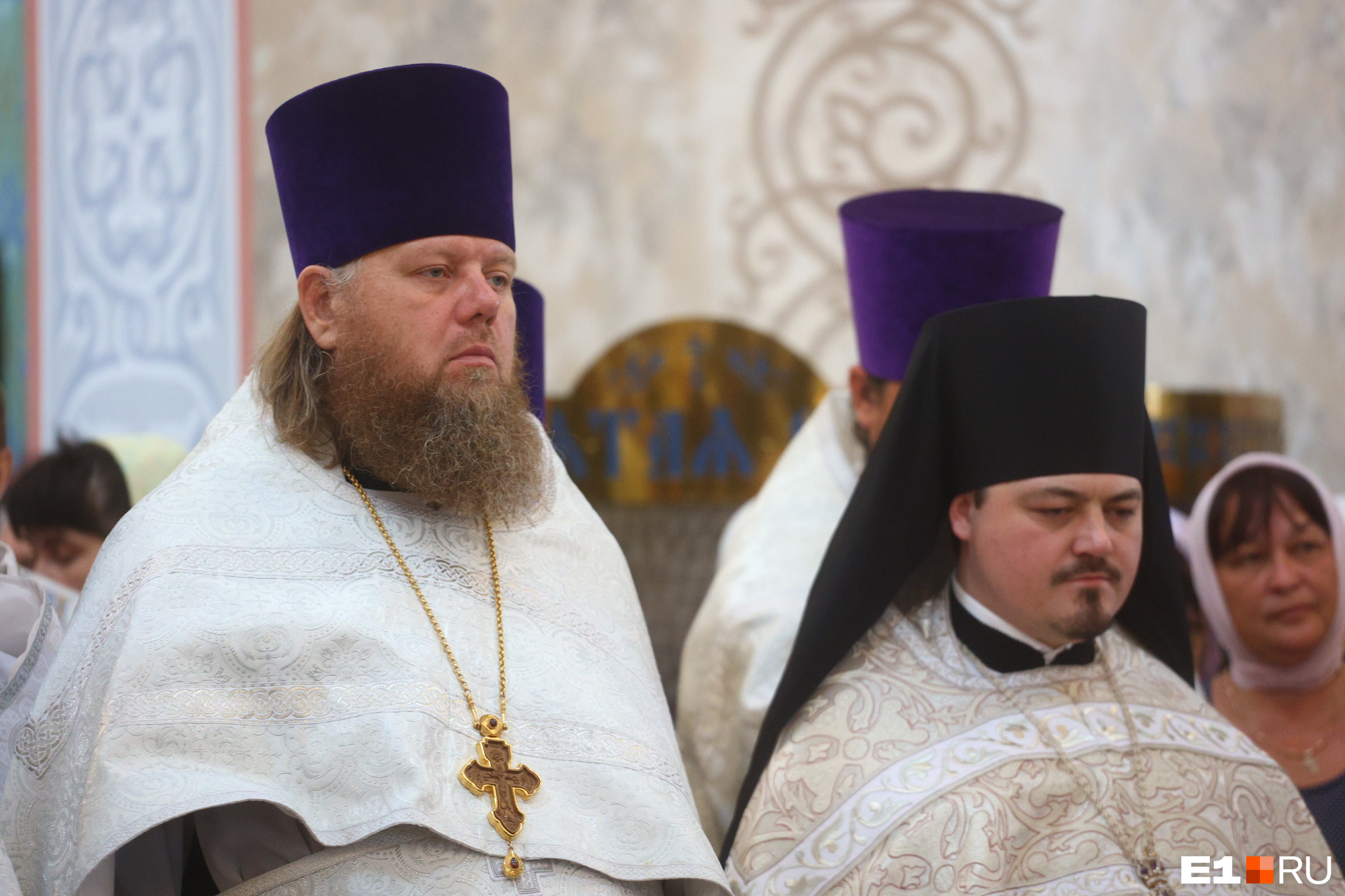 Старший священник Храма на Крови протоиерей Максим Миняйло и игумен Вениамин Райников