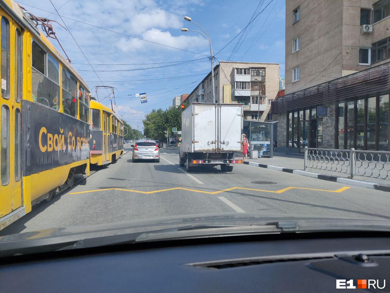 На дорогах Екатеринбурга заметили желтый зигзаг. Объясняем, что он значит