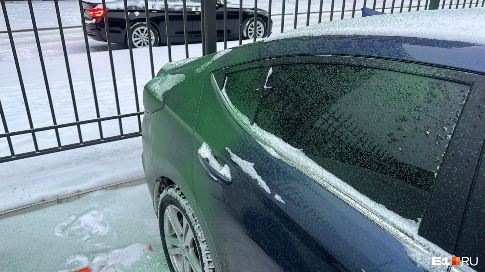 В Екатеринбурге хулиганы облили краской целый ряд машин. Их сняла камера видеонаблюдения