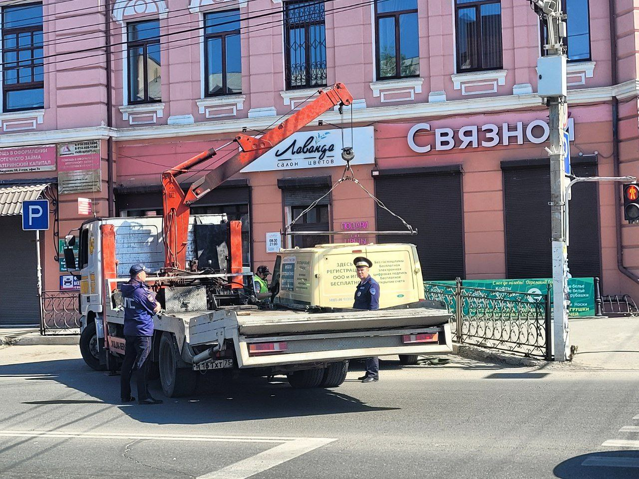Досталось даже машине налоговой службы Досталось даже машине налоговой службы