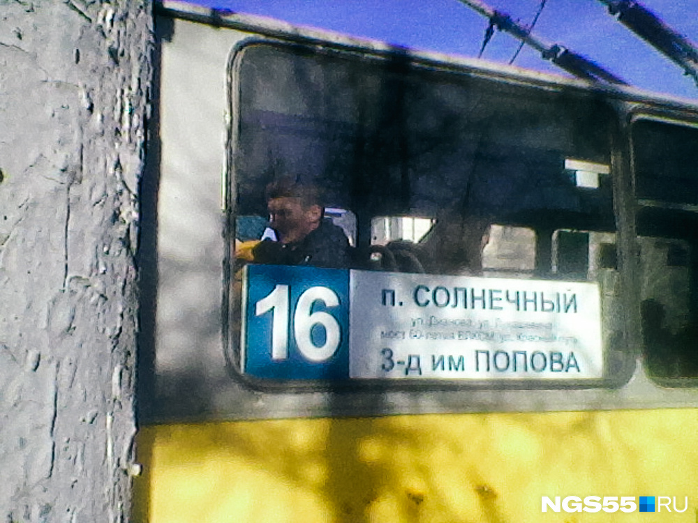 Это явно старый троллейбус. Такие ездили по нашему городу и в 2011-м, и продолжают ездить в 2023 году. Да и маршрут под номером 16 сохраняется в прежнем виде долгие годы Это явно старый троллейбус. Такие ездили по нашему городу и в 2011-м, и продолжают ездить в 2023 году. Да и маршрут под номером 16 сохраняется в прежнем виде долгие годы