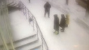 Новосибирцу стало плохо во время прогулки — он упал в снег. Очевидец заявил, что мужчина умер