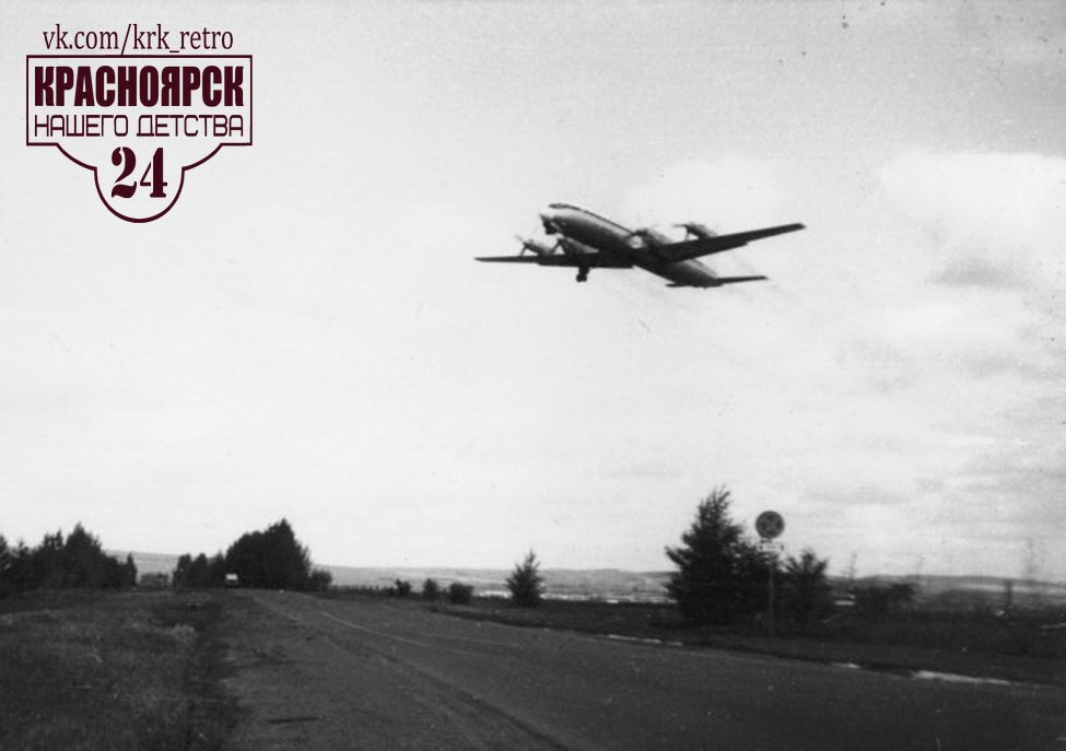 Взлетающий самолет над улицей Шахтеров, <nobr class="_">1960-е</nobr> Взлетающий самолет над улицей Шахтеров, <nobr class="_">1960-е</nobr>