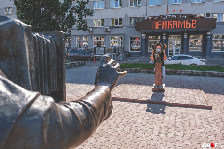 Любой может сфотографироваться, поместив лицо в рамку, и таким образом побывать в роли пермяка с солеными ушами