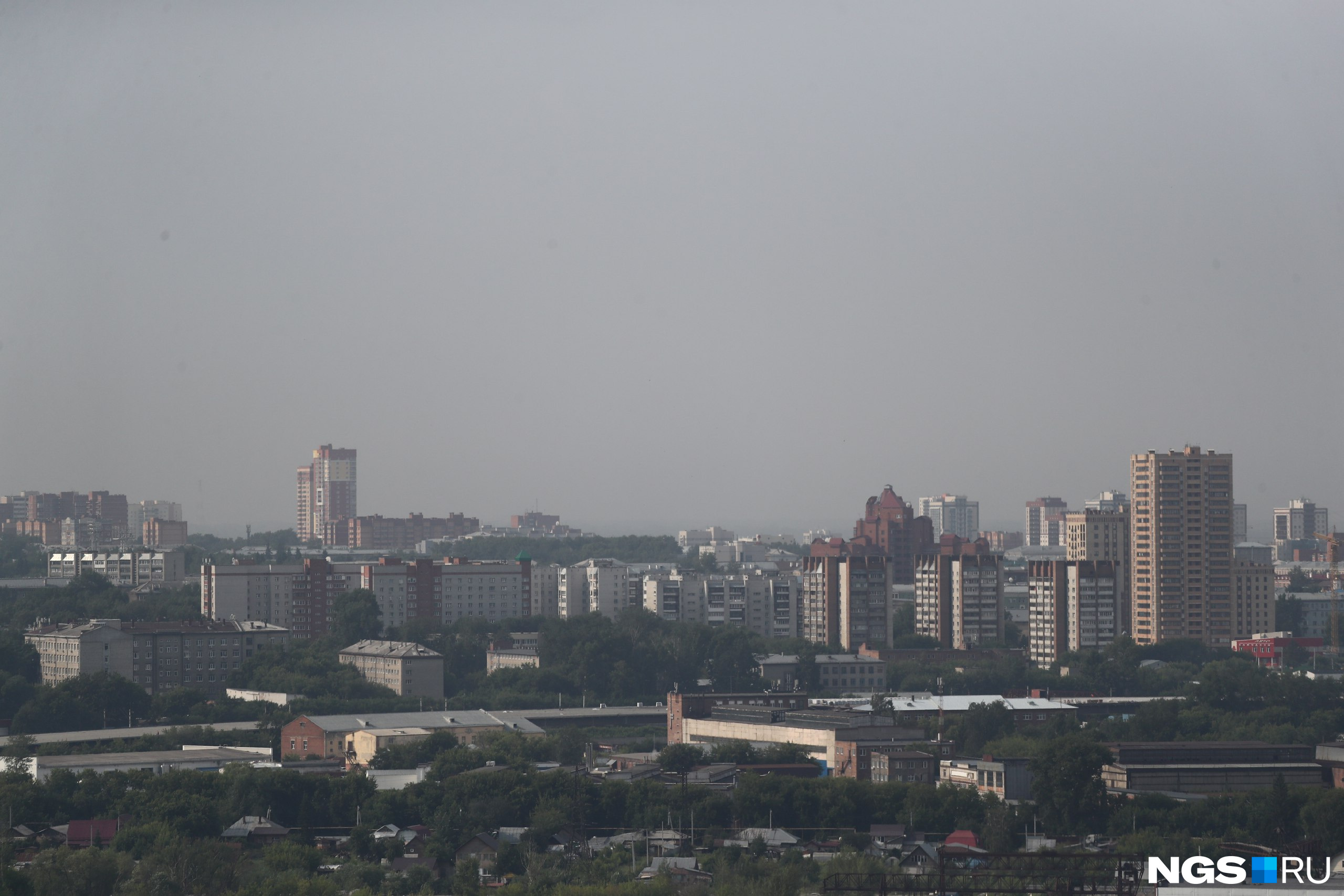 При этом в городе продолжается работа на стройках При этом в городе продолжается работа на стройках
