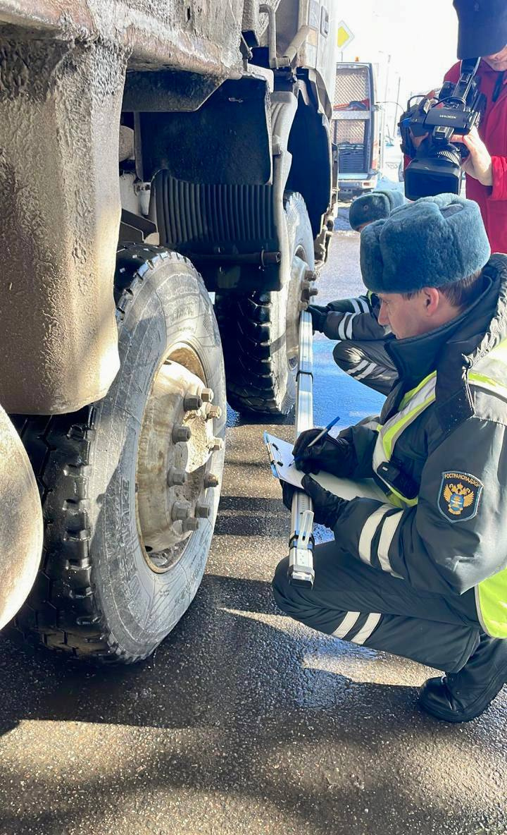 Фото и видео: Ведомства устроили массовую проверку грузовиков на Дороге  Жизни в Ленобласти - 30 марта 2023 - ФОНТАНКА.ру