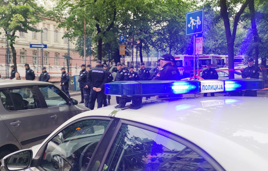 Novosti: Подросток, застреливший учеников в Белграде, пришел в школу с пистолетами и коктейлями Молотова