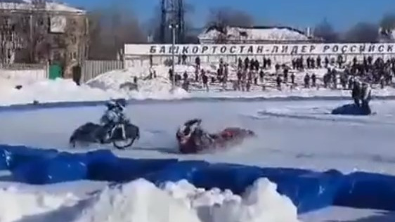 На ледовом спидвее в Уфе гонщик из Зауралья упал прямо под мотоцикл — видео