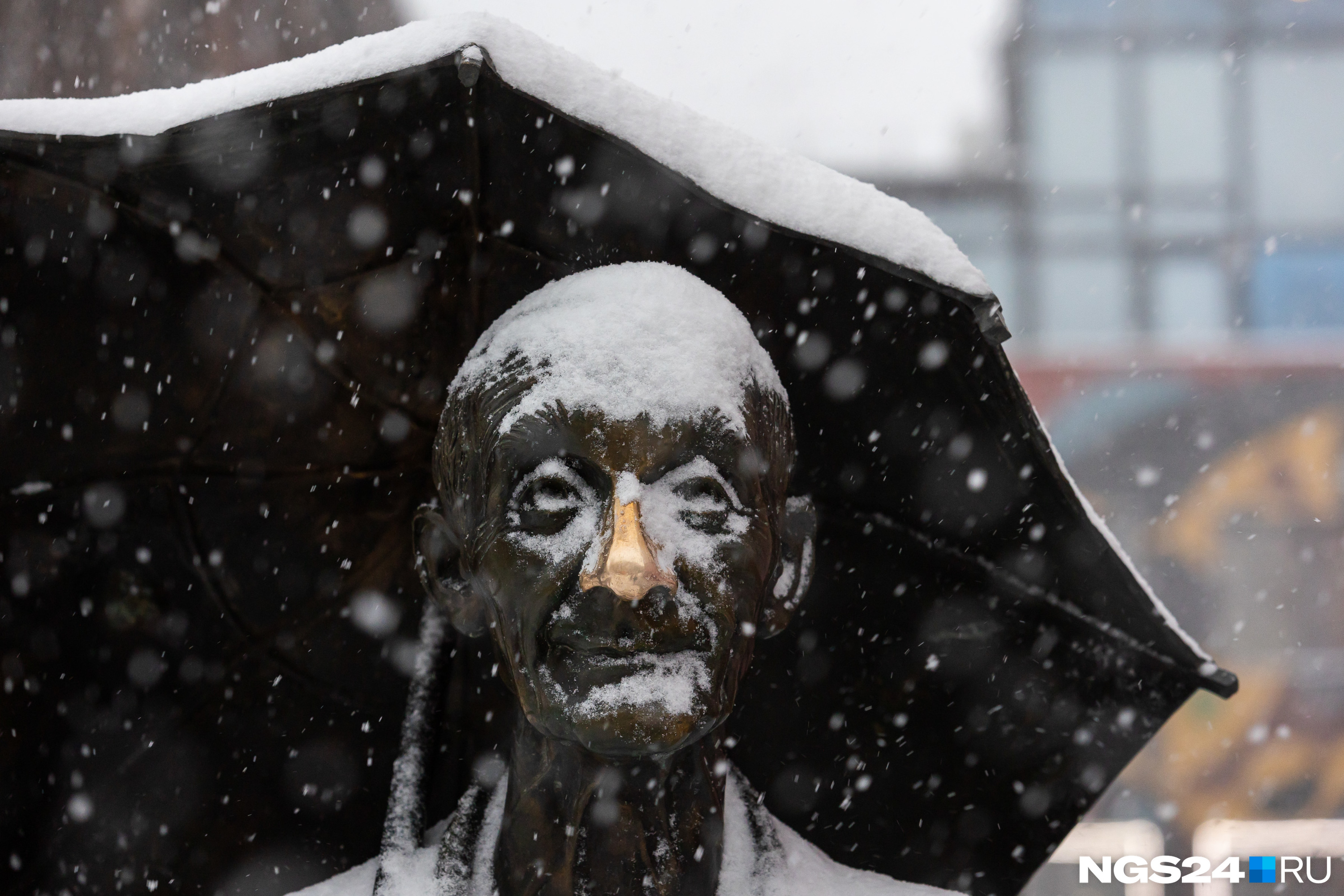 Хорошо, что у Андрея Позднеева есть зонт — спасает и от дождя, и от снега