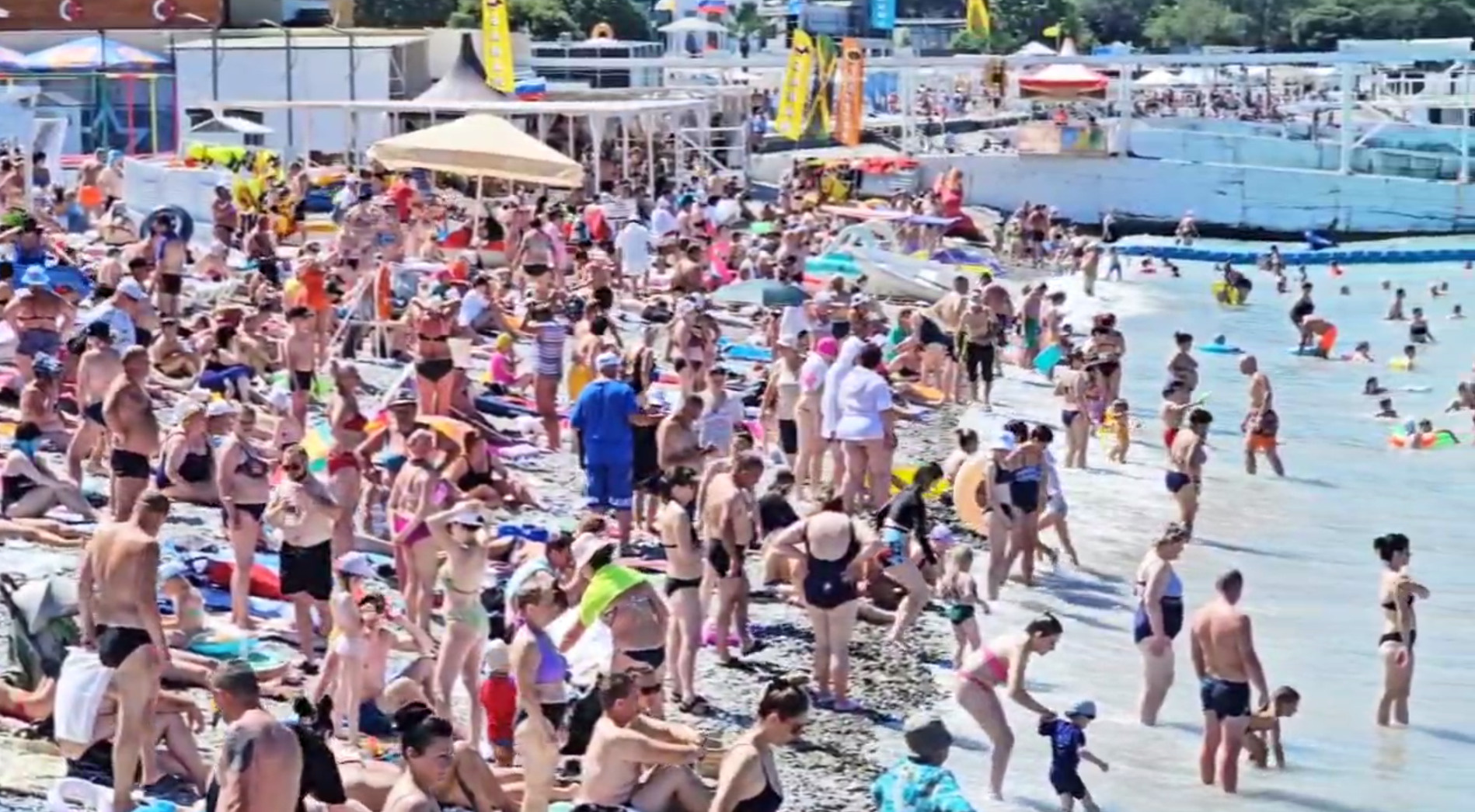«Места закончились, пройти негде!» В Кабардинке пляжи переполнили сотни туристов — видео