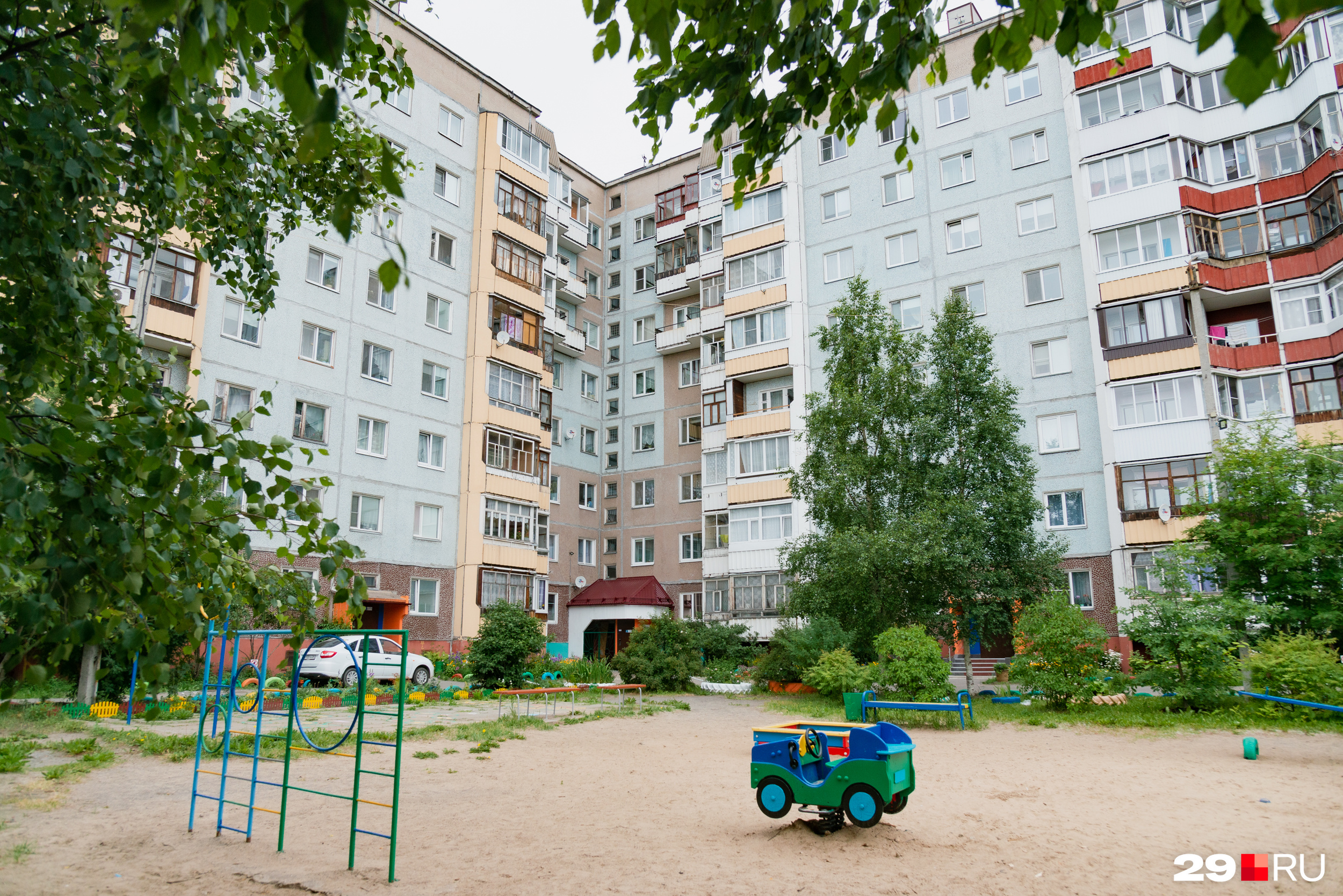 Архангельск дворы. Пустой двор архангельск. Самый ужасный вид архангельска. Архангельск дворы. Уютный двор в архангельске.