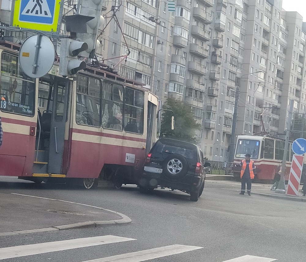 «Зазевавшийся гость» на RAV4 не проскочил перед трамваем на перекрестке Шаврова и Авиаконструкторов
