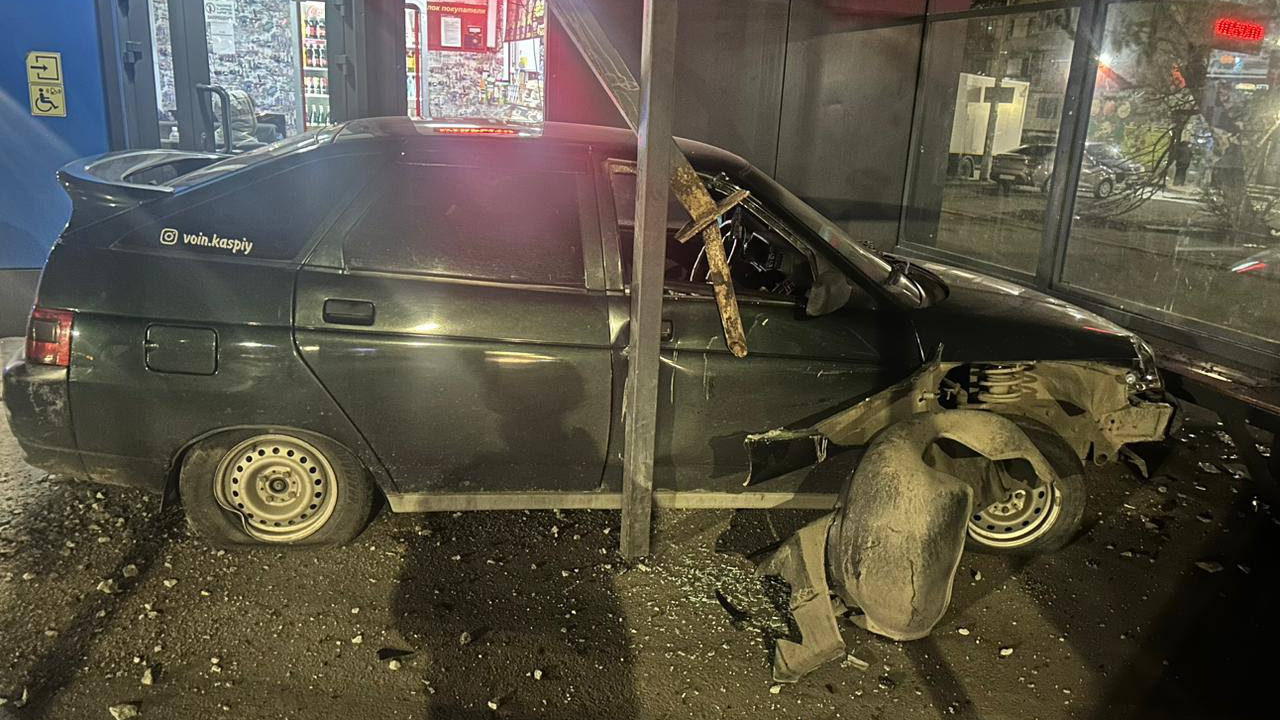 В Челябинске машина сбила пешехода и влетела в остановку