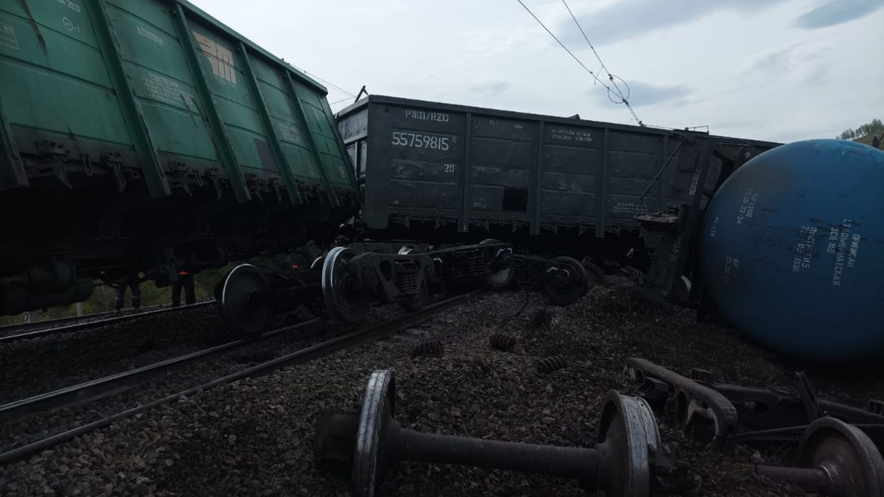 Заперты в духоте. Пассажиры поезда Москва — Владивосток застряли из-за схода вагонов