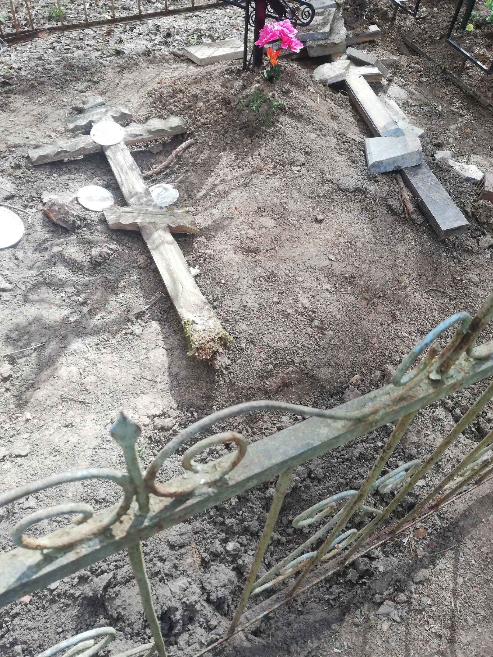 В некоторых местах кресты лежат рядом с могилами, а кое-где их свалили в кучу