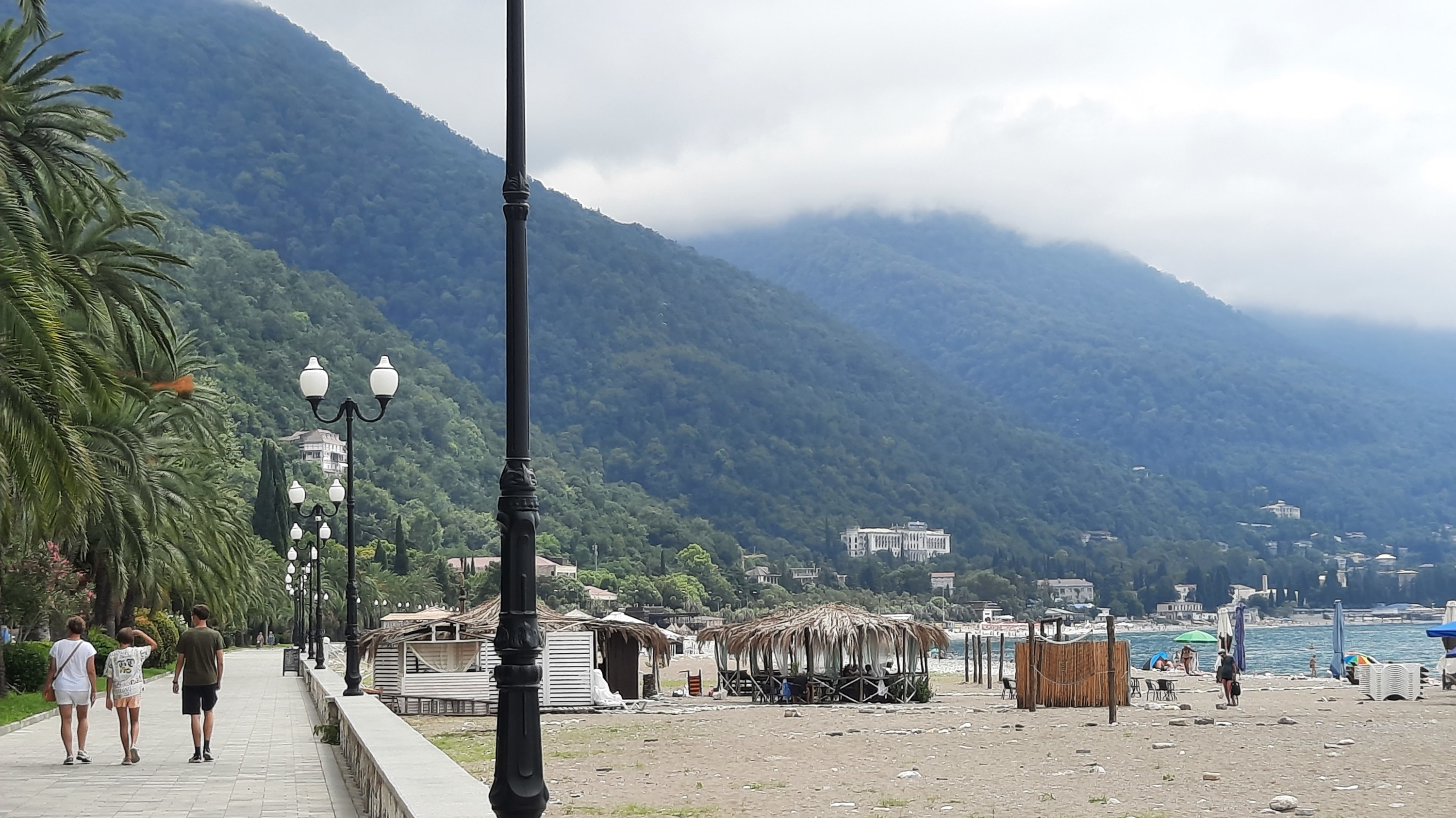 Хватит в Абхазии своими телесами трясти! Что значит увеличение в 20 раз штрафов за появление в купальниках в общественных местах