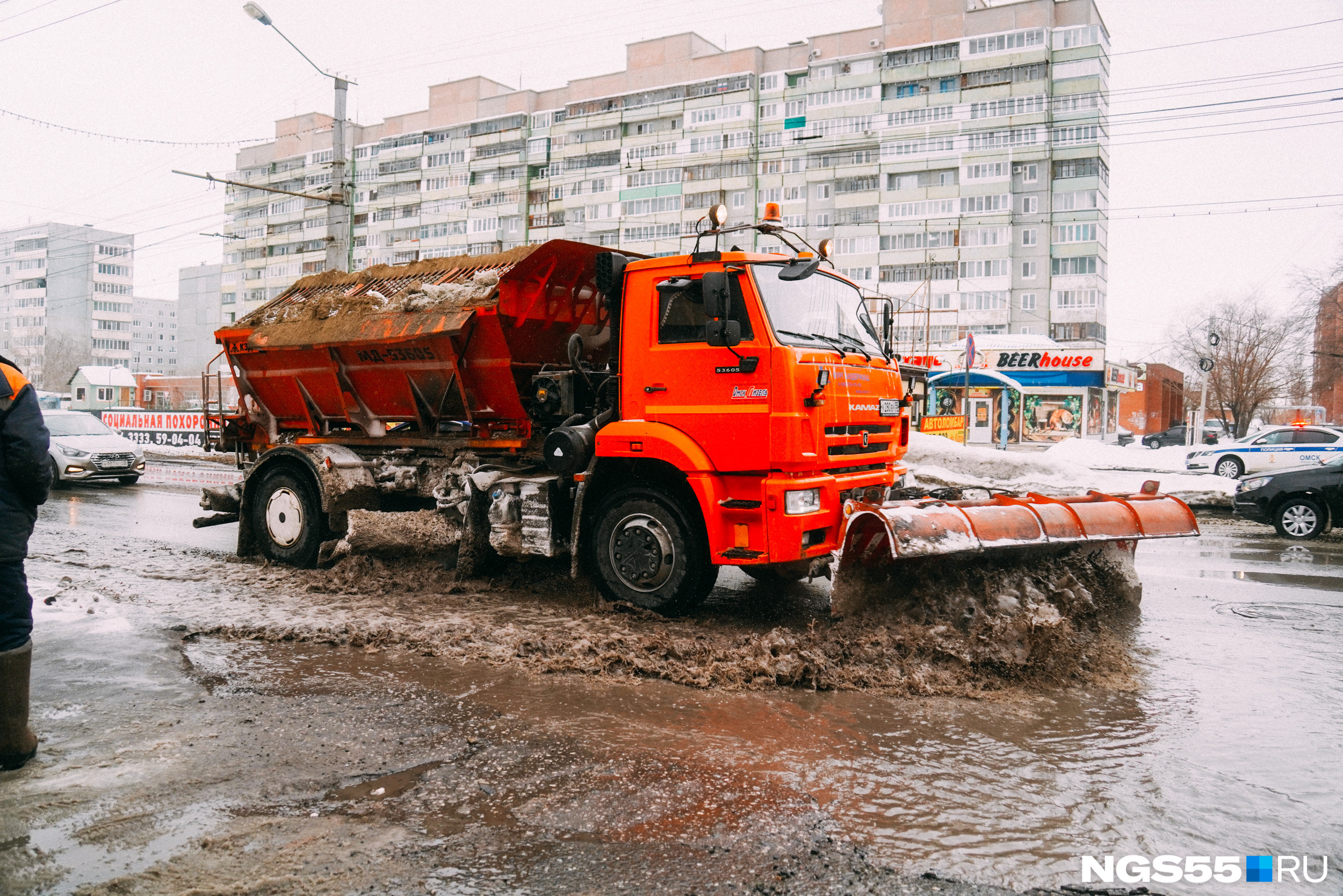 На просвещения прорвало трубу