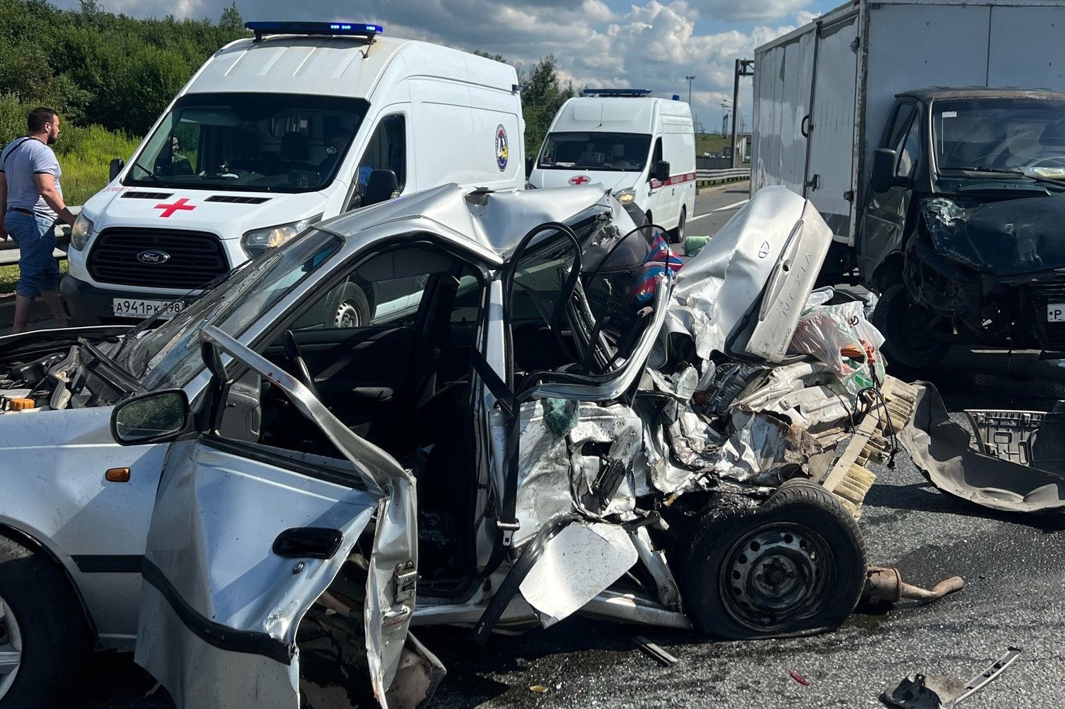 В ДТП на КАД смяло легковушку. Четверых увезли в больницу