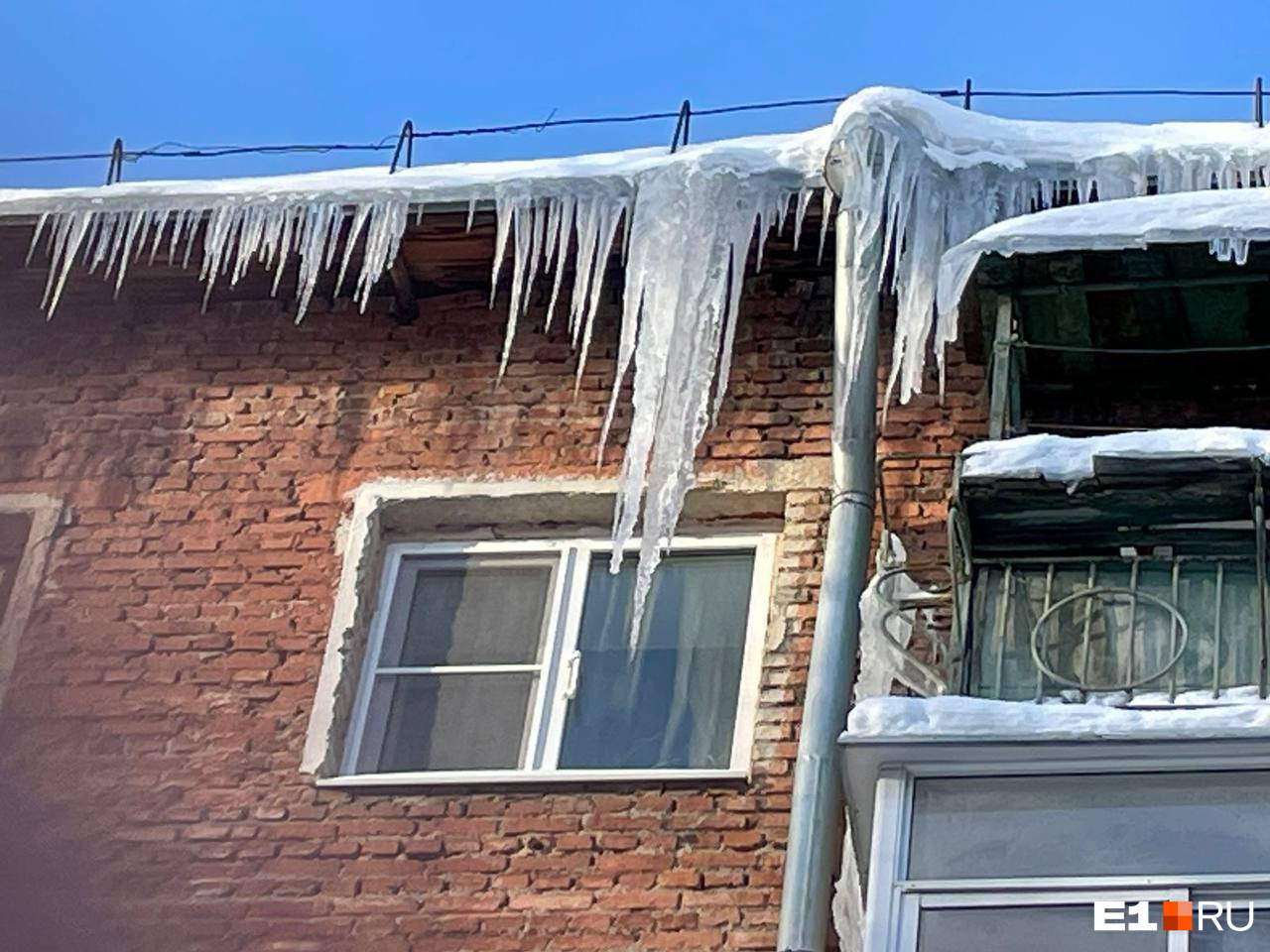 «Снег башка попадет — совсем мертвый будешь»: фото самых опасных домов Екатеринбурга, увешанных сосульками