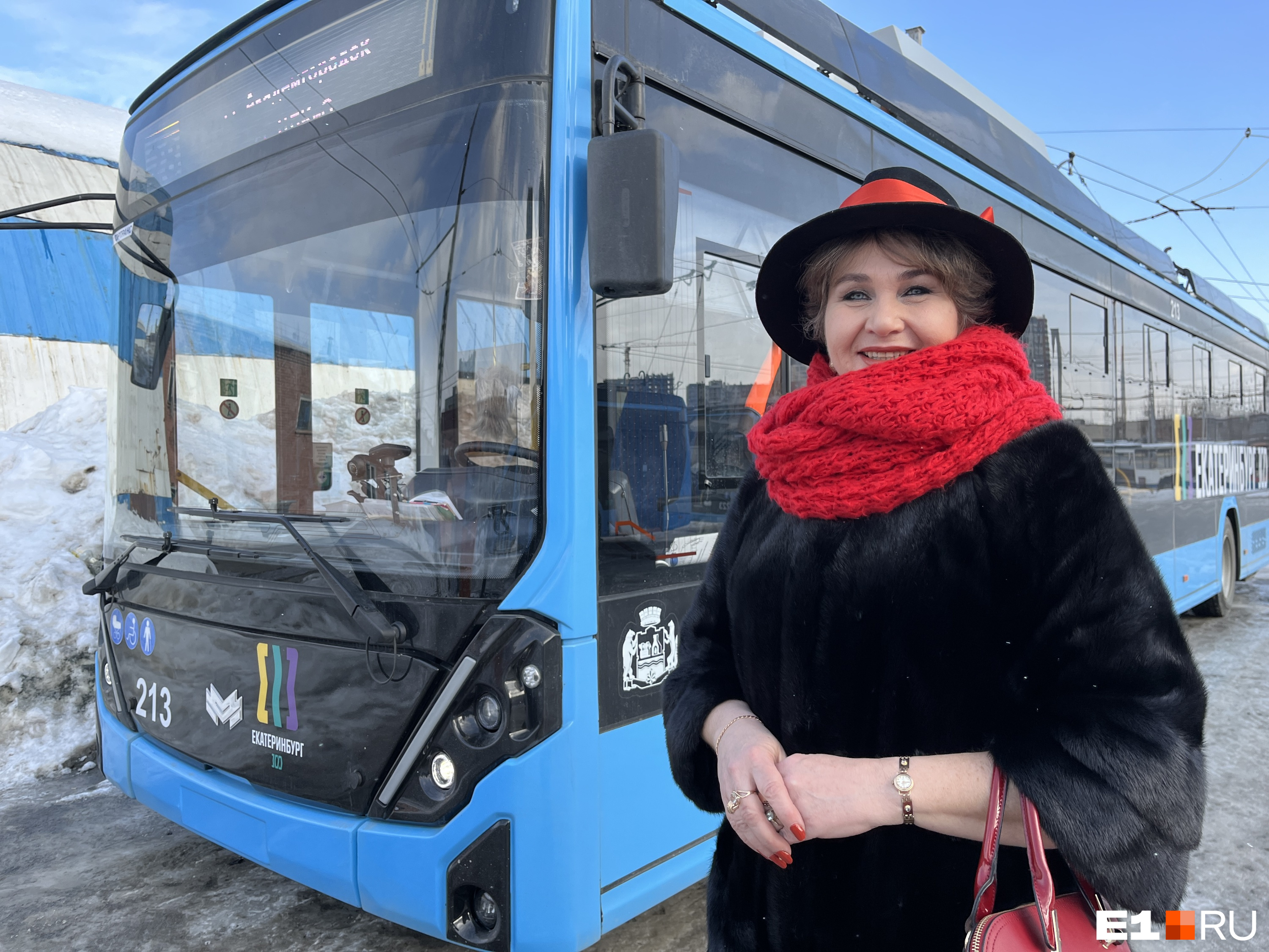 «Меня весь город видит!» В Екатеринбурге дама в элегантной шляпе и на каблуках рассекает на новеньком троллейбусе