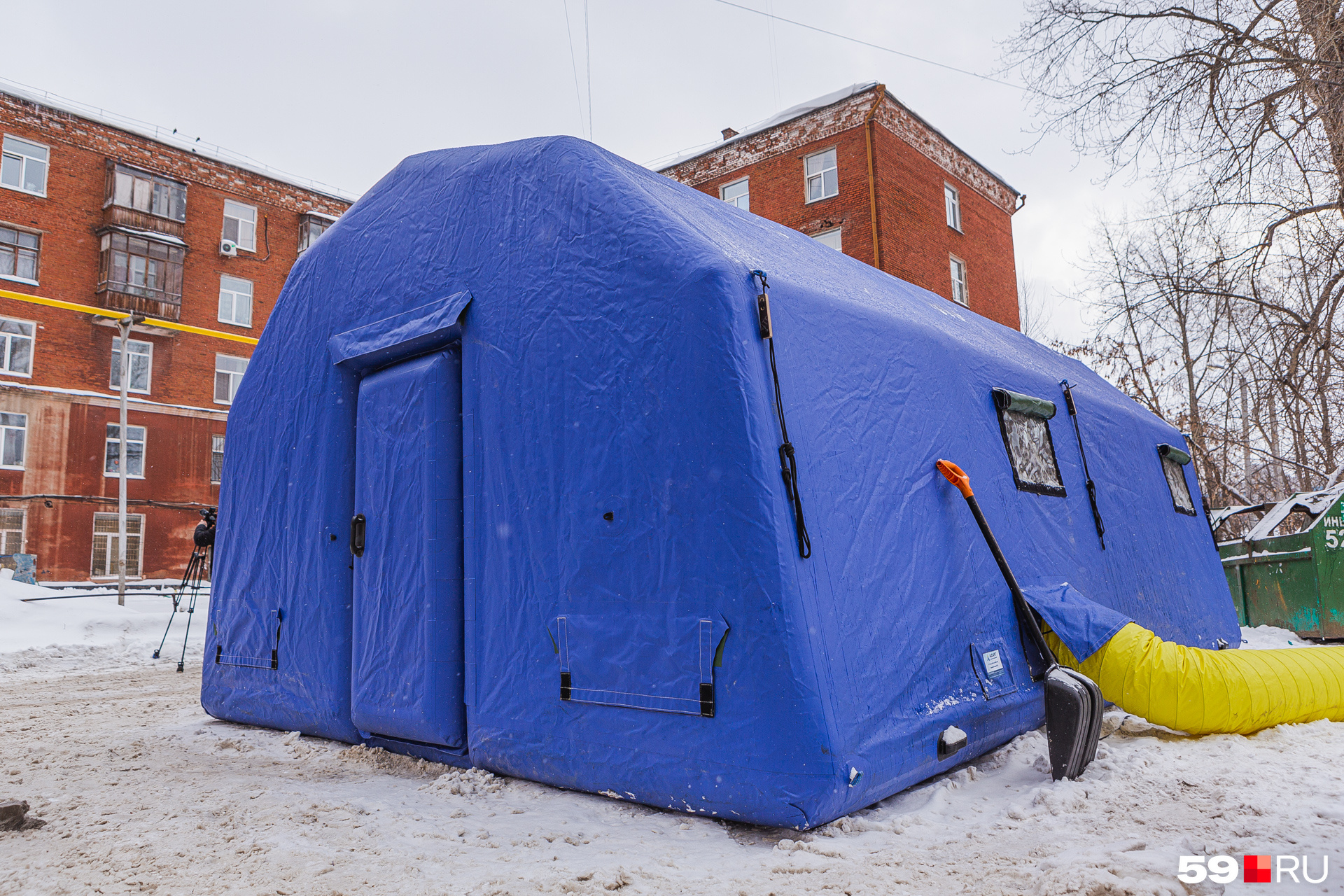 У дома стоит палатка МЧС. При необходимости в ней можно погреться