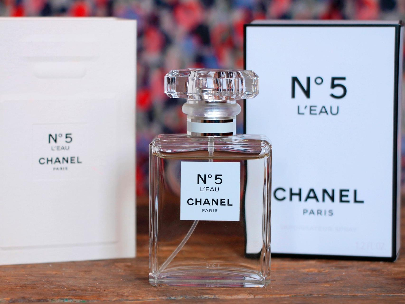 Chanel <nobr class="_">№ 5</nobr> стал визитной карточкой бренда: его распыляли в бутиках и перед показами