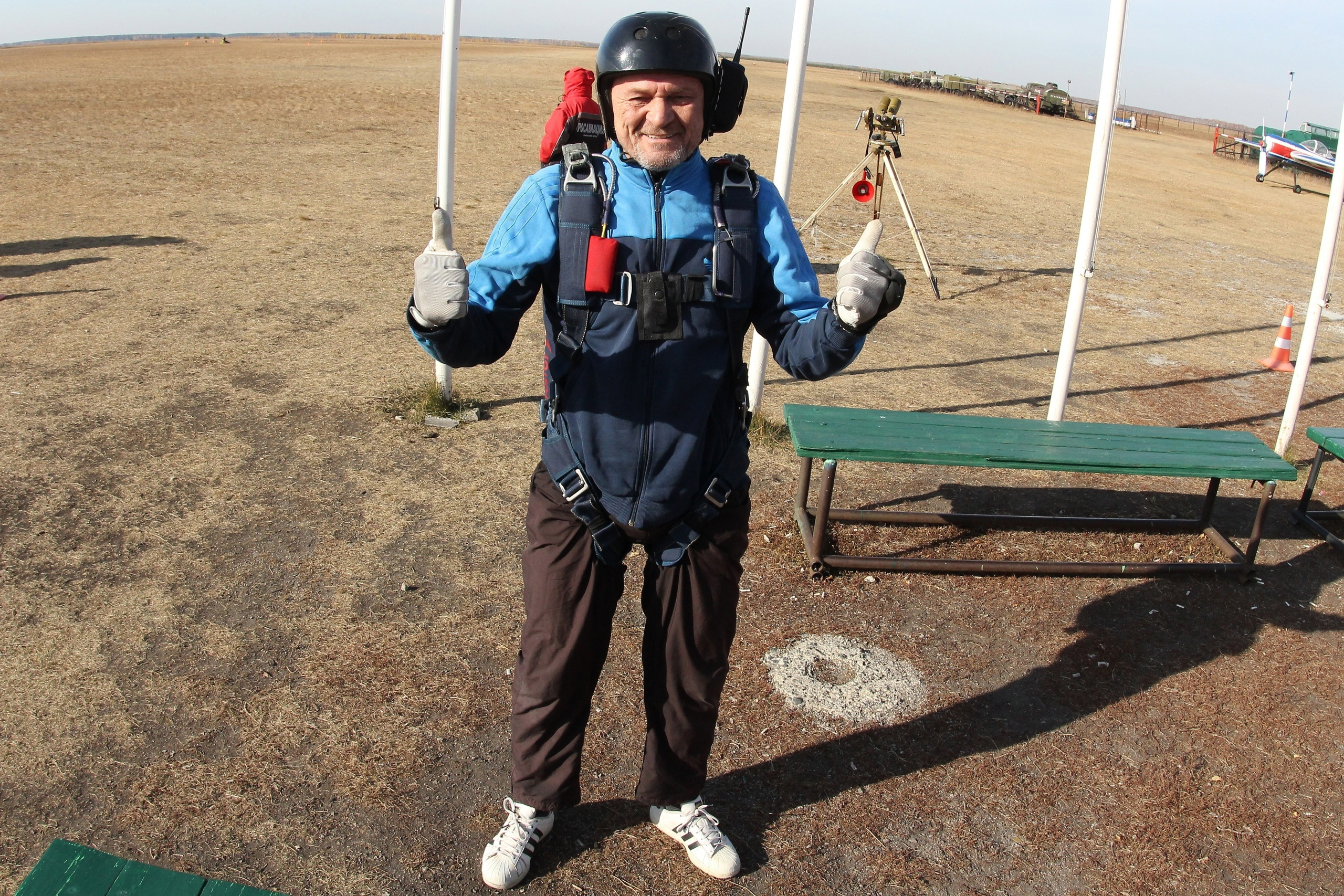 Экстремальным спортом Вячеслав Величко занялся всерьез и даже купил себе свой парашют, но не успел его опробовать — разбился он на парашюте, взятом в аренду на аэродроме