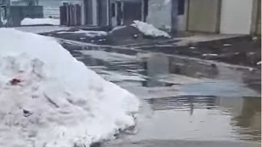 «Бурная река, добираться вплавь»: в Магнитогорске жители сняли на видео затопленные улицы коттеджного поселка